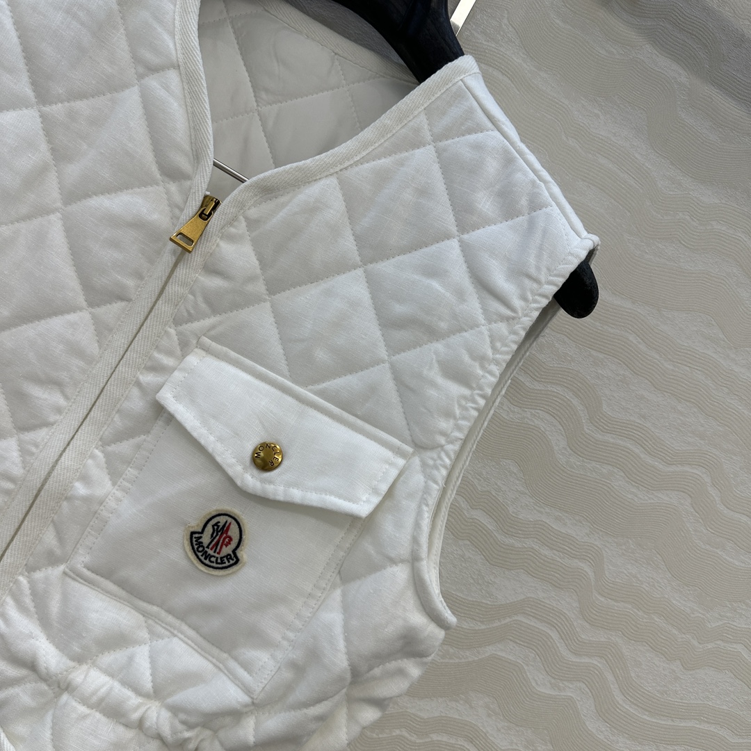 独家首发❤️原单品质Mo菱形绗缝夹棉短款棉服马甲外套。定制亚麻面料，气质双拉链抽绳收腰设计！减龄少女风穿