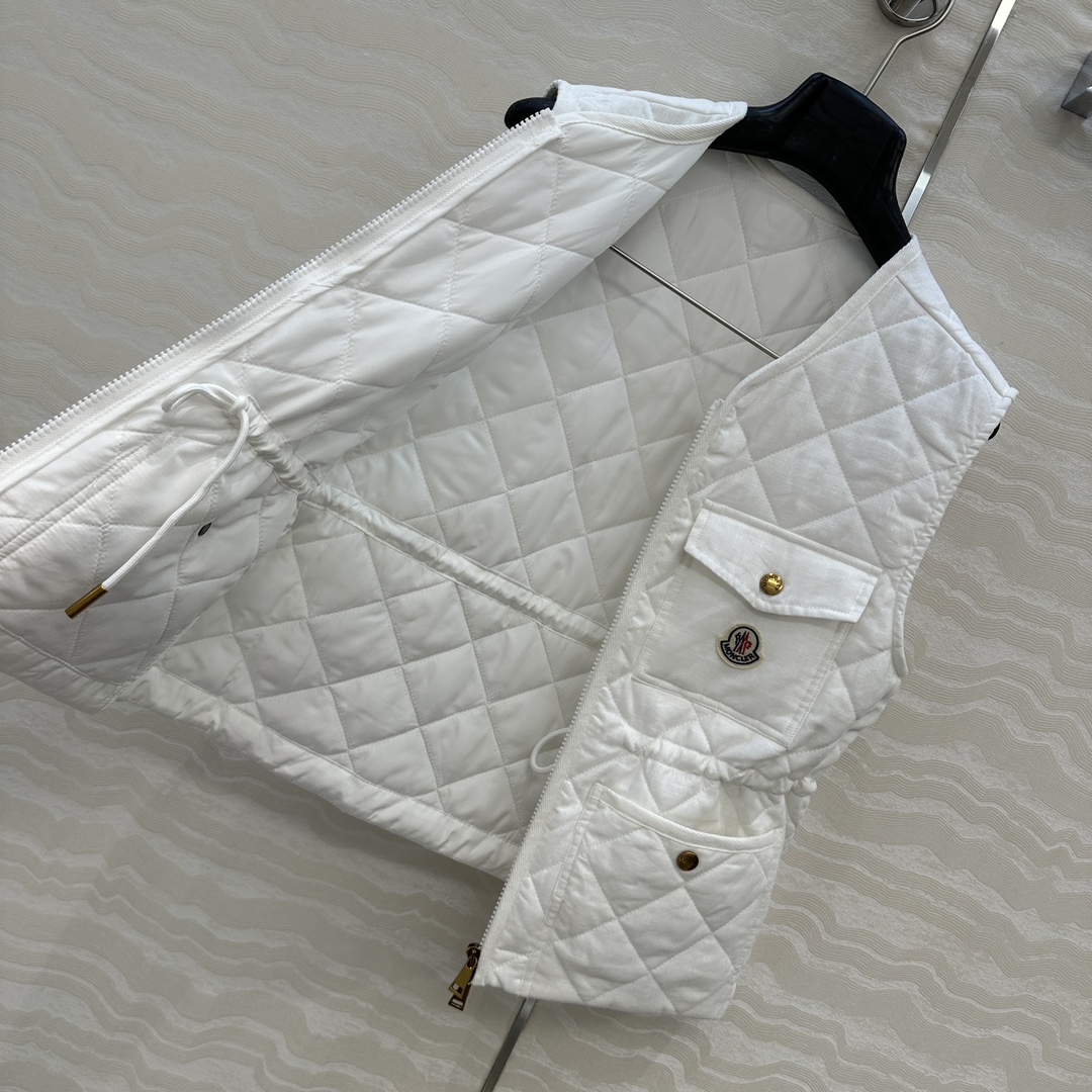 独家首发❤️原单品质Mo菱形绗缝夹棉短款棉服马甲外套。定制亚麻面料，气质双拉链抽绳收腰设计！减龄少女风穿