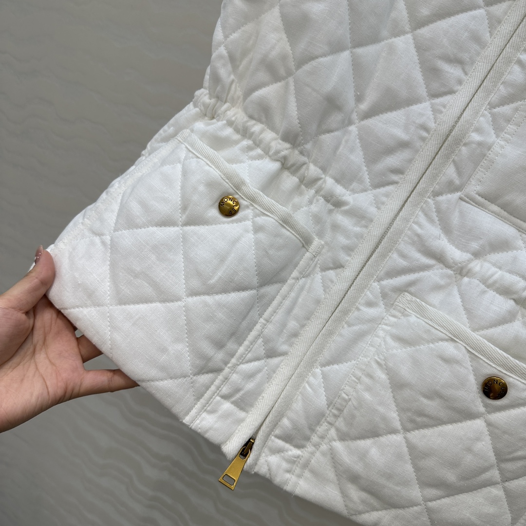 独家首发❤️原单品质Mo菱形绗缝夹棉短款棉服马甲外套。定制亚麻面料，气质双拉链抽绳收腰设计！减龄少女风穿