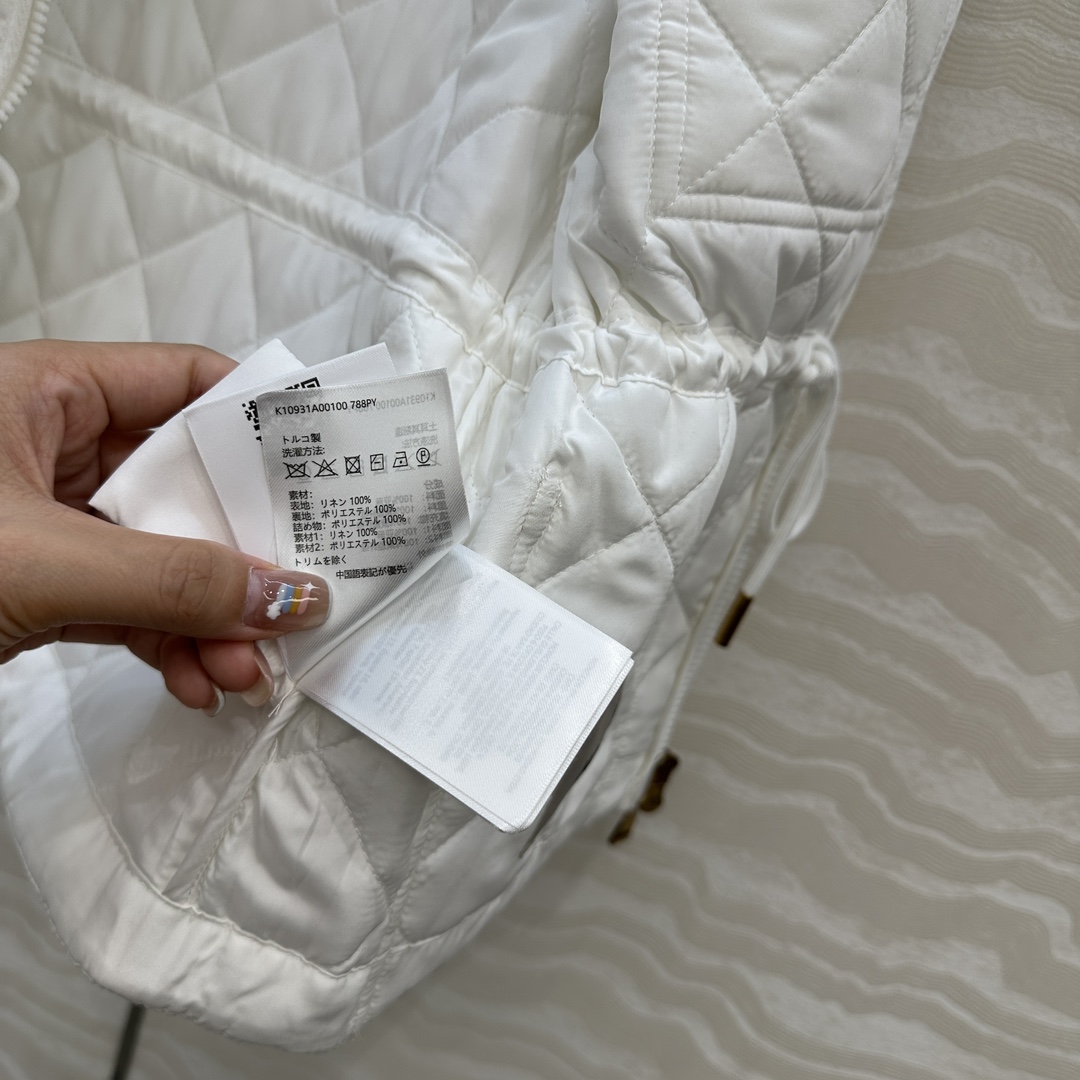 独家首发❤️原单品质Mo菱形绗缝夹棉短款棉服马甲外套。定制亚麻面料，气质双拉链抽绳收腰设计！减龄少女风穿