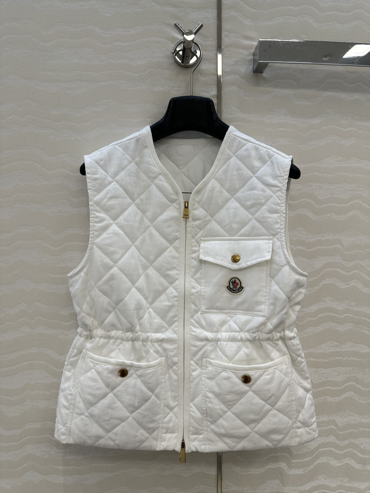 独家首发❤️原单品质Mo菱形绗缝夹棉短款棉服马甲外套。定制亚麻面料，气质双拉链抽绳收腰设计！减龄少女风穿