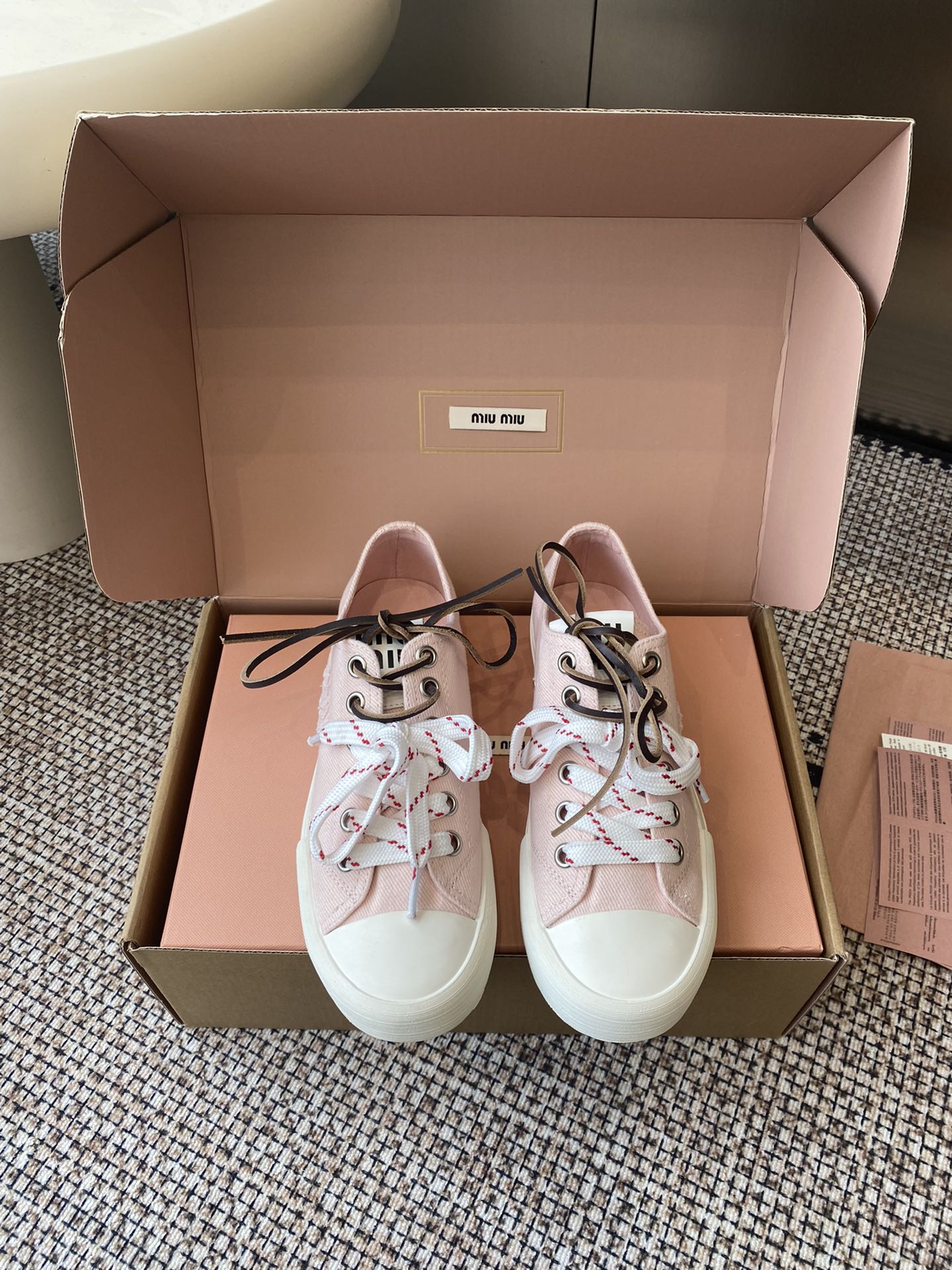 NO:511862,Upgraded version Dongguan version purchasing level MiuMiu 25 spring and summer new American retro style biscuit shoes casual canvas shoes double lace cloth shoes leather shoes. The appearance is popular pair of lace cloth shoes. A must-have model~ Simple and high-end. It is very comfortable to match with the feet casually. It is a must-have model for the year!  The latest spring and summer catwalk cloth shoes are popular among domestic and foreign bloggers. The Xiaohongshu grass planting series, the retro and fashionable and beautiful sneaker design, and the highly recognizable shoe tongue creates a Buddhist sweet casual style~~ The aura of the foot is very casual!  Original custom high-density canvas on the upper, inner foot pad breathable canvas cowhide, original open molded two-color rubber outsole 3cm size 35-40 (40 custom made without return or exchange), casual shoes/sports shoes, miumiu, sneakers, cowhide19860909升级版 东莞版代购级别 MiuMiu 缪缪25春夏新款美式复古风饼干鞋休闲帆布鞋双鞋带布鞋皮鞋 颜值担当火爆双鞋带布鞋 不得不入的一款～简约高级 随意搭配上脚非常舒适,年度必入款！春夏最新走秀款布鞋国内外博主刷爆的一款,小红书种草系列,复古又时髦上脚美炸了简约的运动板鞋设计,极具辨识度的鞋舌,打造佛系甜美的休闲风~~上脚气场十足随意搭配！ 鞋面原版定制高密度帆布 内里垫脚透气帆布 牛皮 鞋底原版开模双色橡胶大底 3cm 码数35-40（40定做不退换）,休闲鞋/运动鞋,miumiu,sneakers,cowhide,Women's Shoes