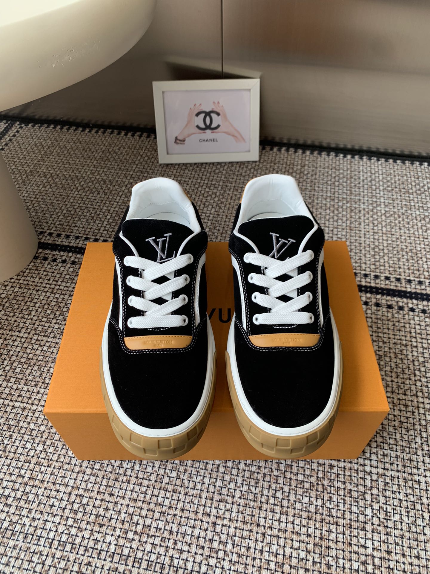 NO:511869,Top version LV Louis Vuitton 25ss new men's sports shoes casual shoes original empty glue craftsmanship·very comfortable on the feet Luxury materials Fine workmanship The midsole is printed with European-made English letters The upper is spliced ​​by calfskin imported from Italy The side is decorated with brand LOGO logo and signature The latest latex footbed mesh lining, super comfortable foot feeling Original special original two-color TPU combination sole Packing process Goodyear stitching locking Exclusive custom head-layer cowhide craft full computer needle car pull thread Toe back cover Hot and cold set Full set of pull-up sleeve mid-low logo pattern Size 39-45, casual shoes/sports shoes, louis vuitton, louis vuitton, sneakers, cowhide19860909顶级版本 LV 路易威登 25ss新款男士 运动鞋 休闲鞋 原版空胶工艺·上脚非常舒适 奢侈用料 做工精细 中底印有欧洲制造英文字母 鞋面由意大利进口小牛皮拼接 侧边饰有品牌LOGO标志及签名 最新乳胶垫脚网布内里,脚感超舒适 原厂特供原版双色TPU组合大底 套包工艺 固特异缝合锁边 独家定制头层牛皮 工艺全电脑针车拉线 鞋头 后套 冷热定型 全套拉帮套楦中低logo花纹 码数39-45,休闲鞋/运动鞋,louis vuitton,louis vuitton,sneakers,cowhide,Women's Shoes