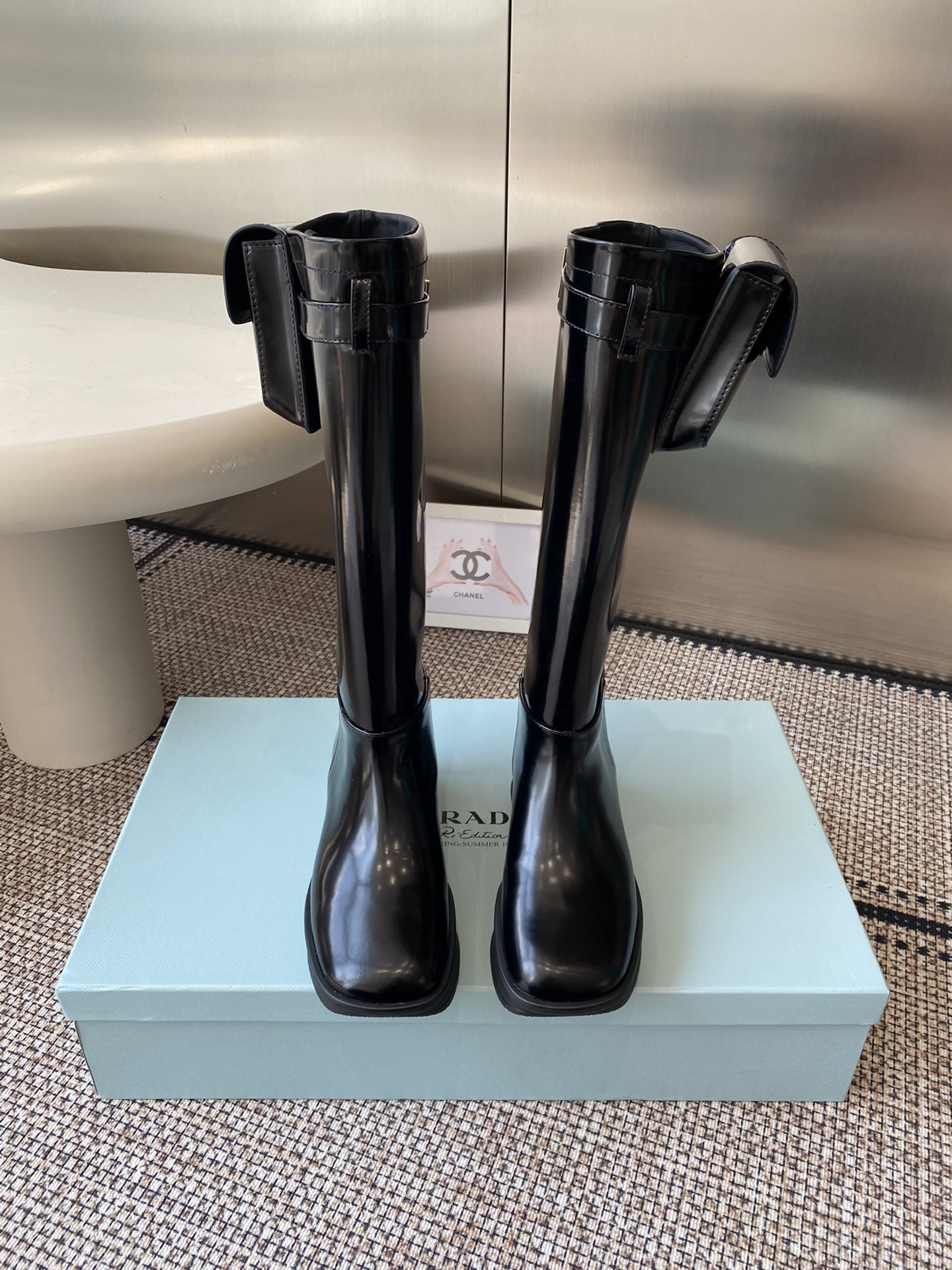 NO:511857,Purchase level 2025ss PRADA new Equal motorcycle boots, reinterpreting the design of the 1999 spring and summer series archive, adopting a modernist silhouette. Conspicuous lines combined with innovative soles. Recently, it is amazing. The innovative Prada classic canvas bag is paired with high-rise motorcycle boots. One shoe and two wear. Like~ European purchase Y version 1:1 replica TPU high toughness sole, 6cm high, 35-40 (40 custom made, no return or replacement), boots, prada, boots19860909代购级别 2025ss PRADA 新款Equal一脚蹬机车靴,重新演绎1999春夏系列档案库设计,采用现代主义廓形.醒目线条结合创新鞋底.最近 得不得了 创新的Prada经典帆布小包搭配上增高机车长靴 一鞋两穿 赞哦～欧洲购入Y版1:1复刻 TPU高韧性大底 高6cm 码数35-40（40订做不退不换）,靴子,prada,boots,Women's Shoes