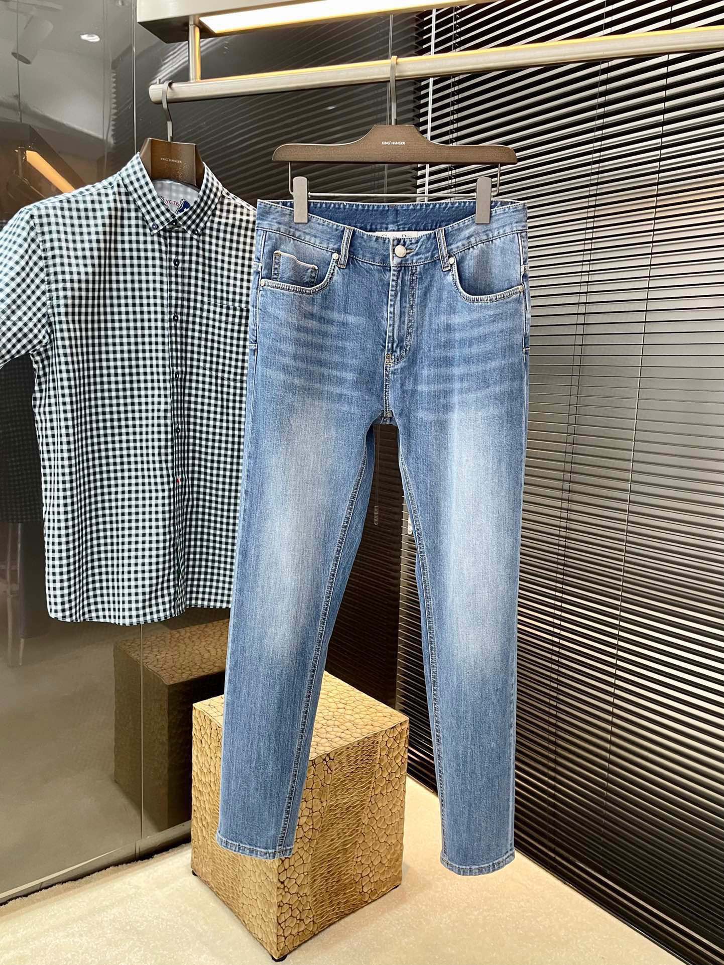 NO:460006,P Dior- (Dior) new spring and summer jeans imported from Italian haute couture denim fabrics Fashion and casual Regular style Micro-stretch fabrics The fabrics are comfortable and soft, breaking through the feel of conventional denim fabrics, not stuffy, and excellent comfort. They are free and versatile. They are washed for a long time and will not deform. The upper body is excellent. The elegant and elegant tailoring is constantly innovating in design but always maintaining noble and elegant style and taste. The charm of fashion. The small straight line of the fitting is fashionable. The counter number is 28-38 (37),,dior,dior,jeans,alexander wang19860909P  Dior-（迪奥）春夏季新款牛仔裤 进口意大利高定牛仔面料 时尚休闲 常规版型 微弹力面料 面料舒适柔软,突破常规牛仔的面料手感,不闷热,舒适感极佳.随意百搭 久洗不变形 上身效果极佳.大方优雅的剪裁,设计不断创新却始终保持着高贵优雅的风格和品位 演绎时尚魅惑 版型小直筒 时尚佳品 专柜码数 28-38（37）,,dior,dior,jeans,alexander wang,Men's clothing