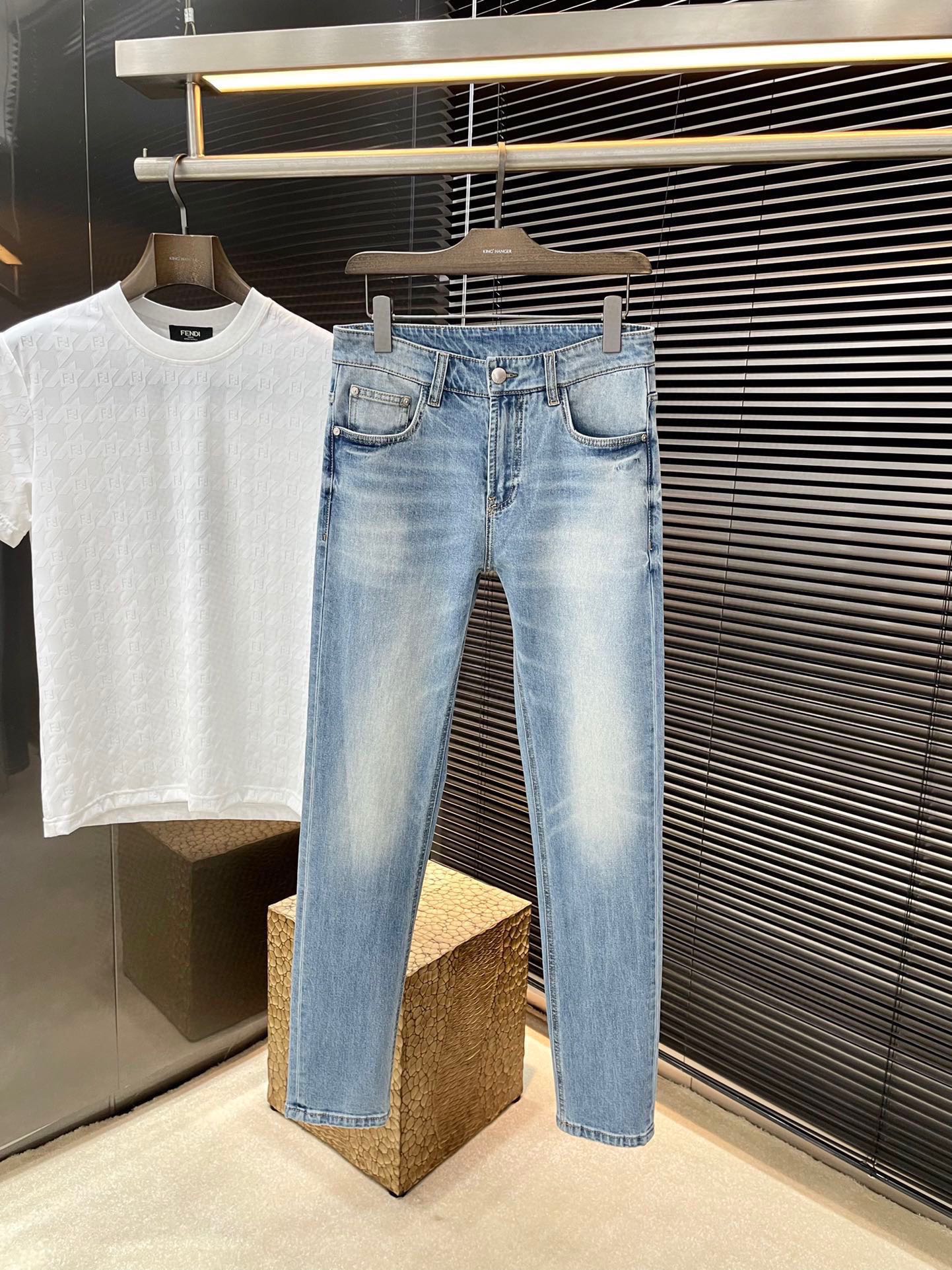 NO:460011,P LOUIS VUITTON Spring and Summer New Jeans Imported Italian Haute Couture Denim fabric Fashion and casual Regular style Micro-stretch fabric The fabric is comfortable and soft, breaking through the feel of conventional denim fabrics, not stuffy, and has excellent comfort. It is free and versatile. It is washed for a long time and does not deform. The upper body effect is excellent. The elegant and elegant tailoring, the design is constantly innovating, but it always maintains noble and elegant style and taste. The charm of fashion. The style is small straight, and the fashion products are the counter number 29-38 (37),,louis vuitton,louis vuitton,jeans,alexander wang19860909P  LOUIS VUITTON（路易威登）春夏季新款牛仔裤 进口意大利高定牛仔面料 时尚休闲 常规版型 微弹力面料 面料舒适柔软,突破常规牛仔的面料手感,不闷热,舒适感极佳.随意百搭 久洗不变形 上身效果极佳.大方优雅的剪裁,设计不断创新却始终保持着高贵优雅的风格和品位 演绎时尚魅惑 版型小直筒 时尚佳品 专柜码数 29-38（37）,,louis vuitton,louis vuitton,jeans,alexander wang,Men's clothing