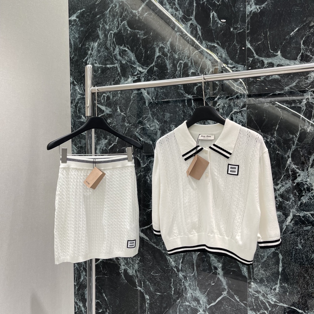 “Versatile One-Size-Fits-All Dress with Micro-Charging Blouse and Semi-Skirt Suit: Fashionable and Functional Clothing”