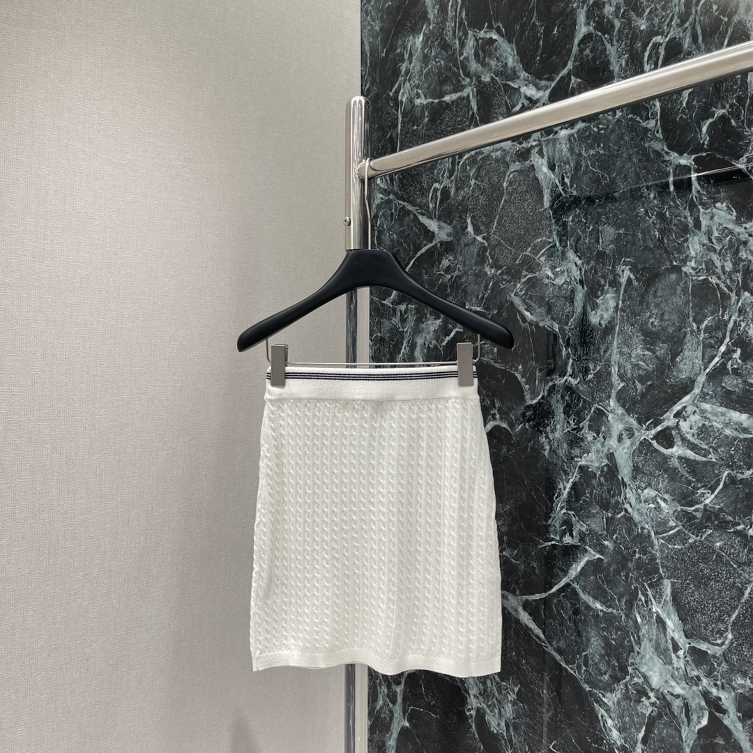 “Versatile One-Size-Fits-All Dress with Micro-Charging Blouse and Semi-Skirt Suit: Fashionable and Functional Clothing” - 图片 3