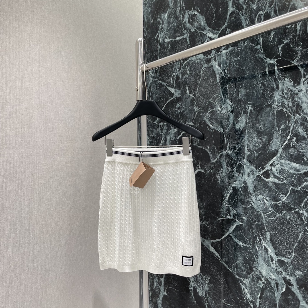 “Versatile One-Size-Fits-All Dress with Micro-Charging Blouse and Semi-Skirt Suit: Fashionable and Functional Clothing” - 图片 2