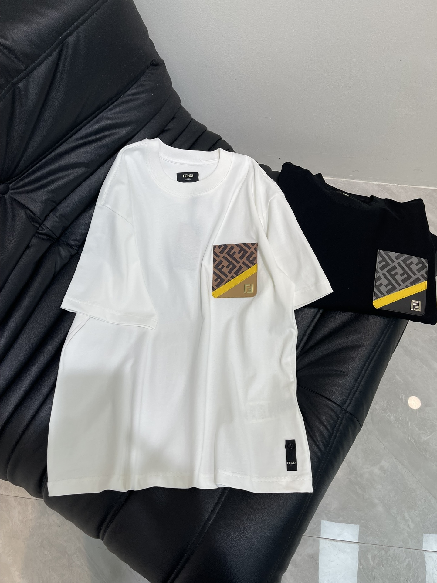 NO:451363,Fend*25 spring and summer new leather color patch pocket hardware FF logo short-sleeved T-shirt, using customized pure cotton fabric, fashionable and personalized, super versatile!  Loose style, casual and comfortable, suitable for wearing on all occasions!  The same style for men and women!  S-XL, fendi, T-shirt,tees, t-shirt,alexander wang19860909Fend*25春夏新品皮质拼色贴袋五金FF标识短袖T恤,采用定制纯棉面料,时尚又个性,超级百搭的一款！宽松版型,休闲自在,适合各种场合穿着！男女同款！S-XL,,fendi,T-shirt,tees，t-shirt,alexander wang,Women's clothing