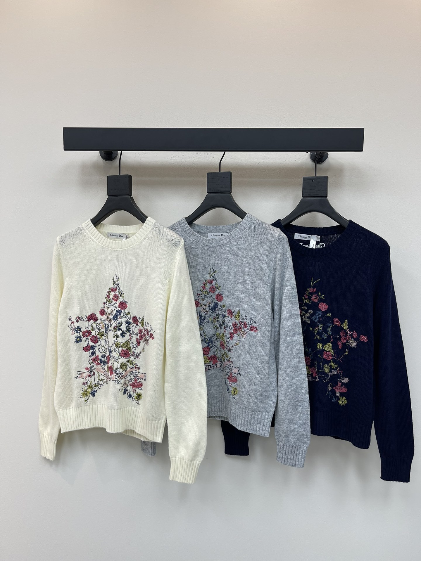 NO:450668,Dio*25 early autumn new round neck five-pointed star embroidered pullover knit sweater!  Customized wool yarn weaving, high-quality texture, comfortable and soft, round neck long-sleeved sweater cut, dense knitted, cold-proof, wide threaded edges on the neckline cuffs echo the hem, floral five-pointed star pattern on the chest, brand webbing logo below echoes it, highlighting high-end positioning and fashionable tone, regular style of the front shoulder style, elegant autumn and winter colors to create a literary atmosphere, making the style more durable and versatile!  SML, dior, sweaters, alexander wang19860909Dio*25早秋新款圆领五角星刺绣套头针织毛衣！定制羊毛纱线织造 质感高级 舒适柔软 圆领长袖毛衣剪裁 密实针织御寒防风 领口袖口宽螺纹包边与衣摆相呼应 胸前碎花五角星图案装点 下方品牌织带徽标与之呼应 彰显高级定位和时尚调性 正肩款常规版型 优雅秋冬色系打造文艺氛围感 让风格更耐看百搭！SML,,dior,sweaters,alexander wang,Women's clothing