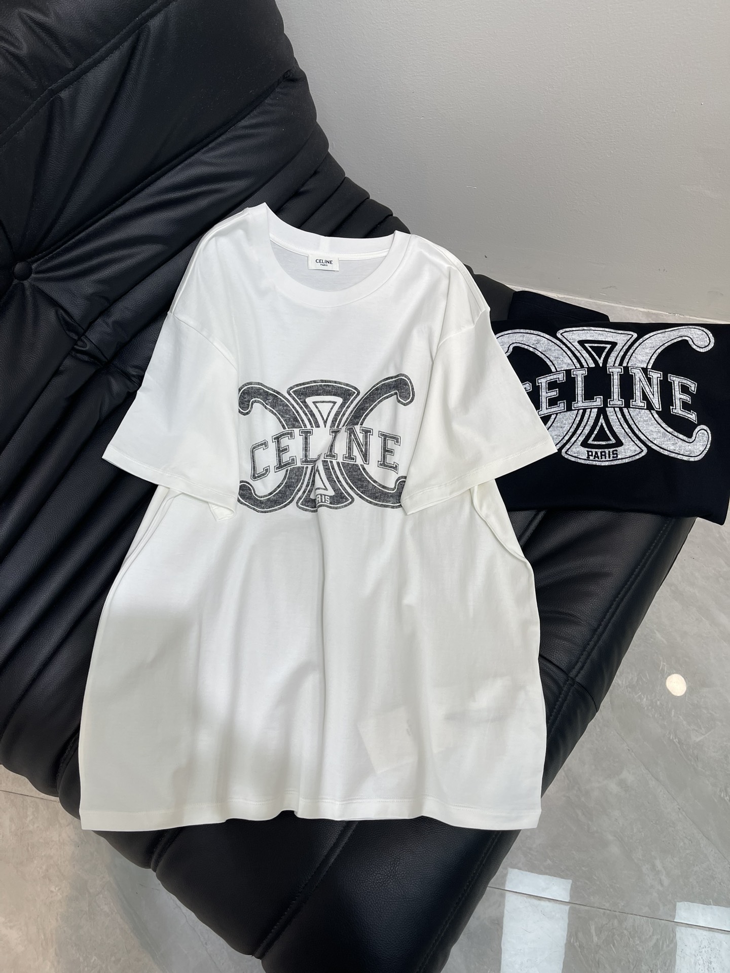 NO:450152,Celin*25 new round neck letter printed short-sleeved T-shirt Customized YB native cotton material breathable and comfortable, full texture Loose shoulder-down Oversized short-sleeved tailoring highlights the brand style Made of gram-weight pure cotton with a slight elasticity Presents the visual effect of slimming Arc decorative on the chest The print has a grainy feeling to create a white retro effect. Highlights highlights highlight high-end style. The inner wear is brilliant and fashionable. SML, celine, versace, T-shirt, tees, t-shirt, alexander wang19860909Celin*25新款圆领字母印花短袖T恤 定制YB原生全棉材质 透气舒适 质感十足 宽松落肩Oversized短袖剪裁 凸显品牌格调 采用克重纯棉制成 略带有弹力 呈现显瘦视觉效果 胸前凯旋门字母徽标装饰 印花自带颗粒感打造磨白复古效果 亮点突出 彰显高级格调 单穿内搭都出彩时髦 SML,,celine,versace,T-shirt,tees，t-shirt,alexander wang,Women's clothing