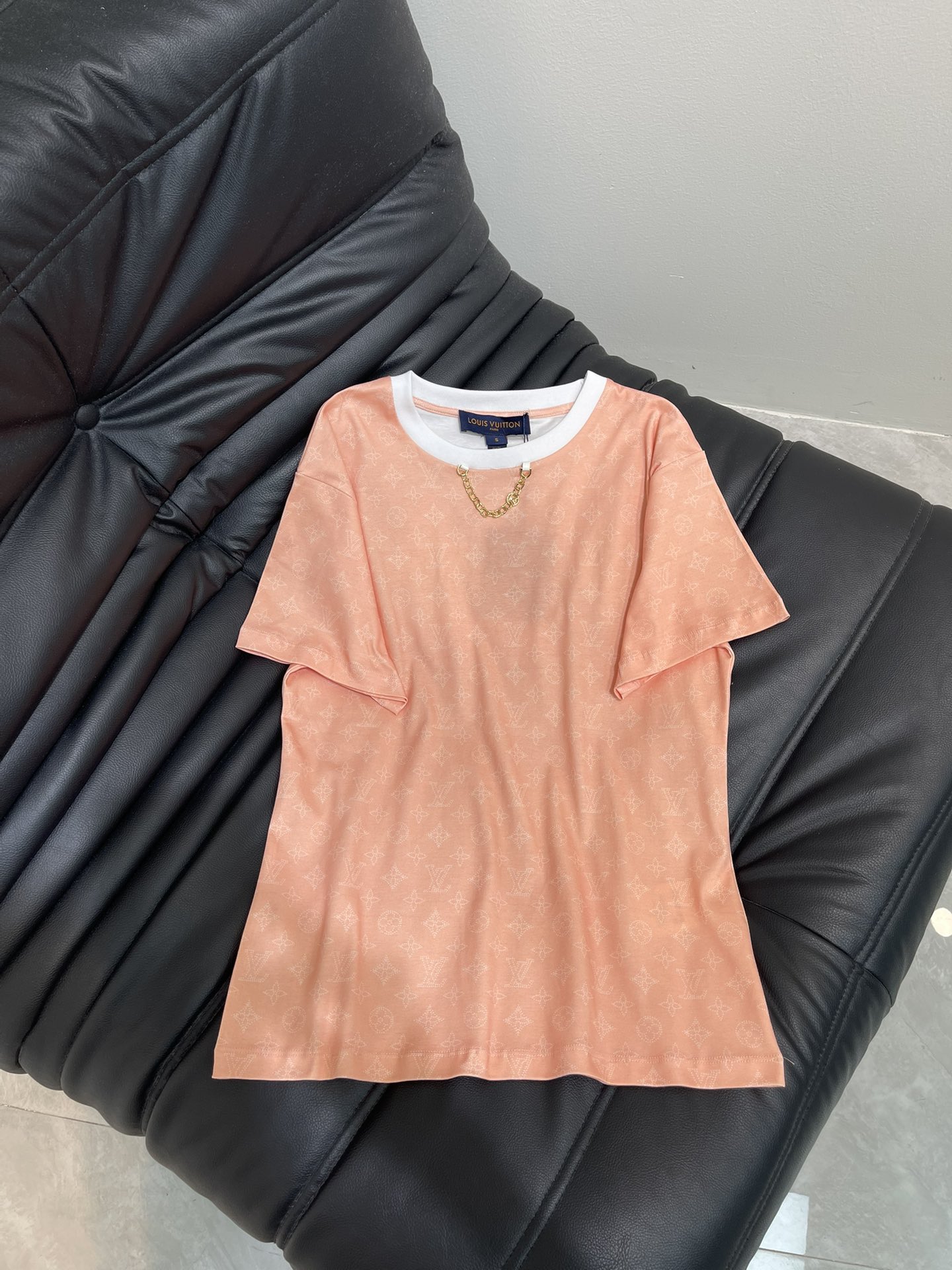 NO:450663,Louis Vuitto*25 new round neck printed chain short-sleeved T-shirt Customized YB native cotton material breathable and comfortable, full texture. Regular short-sleeved T-shirt cut highlights the brand style. Made of gram-weight pure cotton, slightly elastic, and gives a slimming visual effect. The neckline is marked with metal letters and chain white thread edges. The large body is printed with four-leaf clover letters. The whole body is classic plain color base. The fashion sense suddenly increases. The inner wear is brilliant and fashionable. SML,,louis vuitton,T-shirt,tees,t-shirt,alexander wang19860909Louis Vuitto*25新款圆领印花链条短袖T恤 定制YB原生全棉材质 透气舒适 质感十足 常规短袖T恤裁剪 凸显品牌格调 采用克重纯棉制成 略带有弹力 呈现显瘦视觉效果 领口以金属字母标链条白色螺纹包边作设计亮点 大身满印四叶草字母图案 通体经典素色打底 时尚感骤增 单穿内搭都出彩时髦 SML,,louis vuitton,T-shirt,tees，t-shirt,alexander wang,Women's clothing