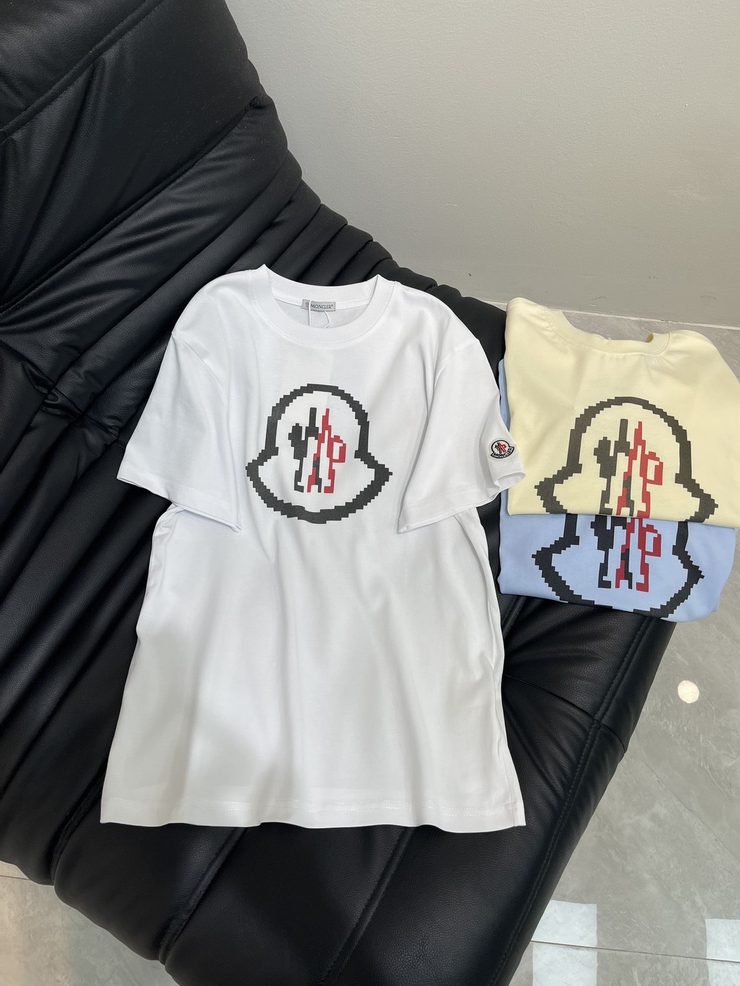 NO:450667,Moncle* 25 new digital printed logo short-sleeved T-shirt. Imported pure cotton fabric, the classic style is versatile and not picky, and the upper body is very beautiful!  SML, Moncler, T-shirt,tees, t-shirt,alexander wang19860909Moncle*蒙口25新款数码印花logo短袖T恤.进口纯棉面料,经典版型百搭不挑人,上身非常漂亮！SML,,Moncler,T-shirt,tees，t-shirt,alexander wang,Women's clothing
