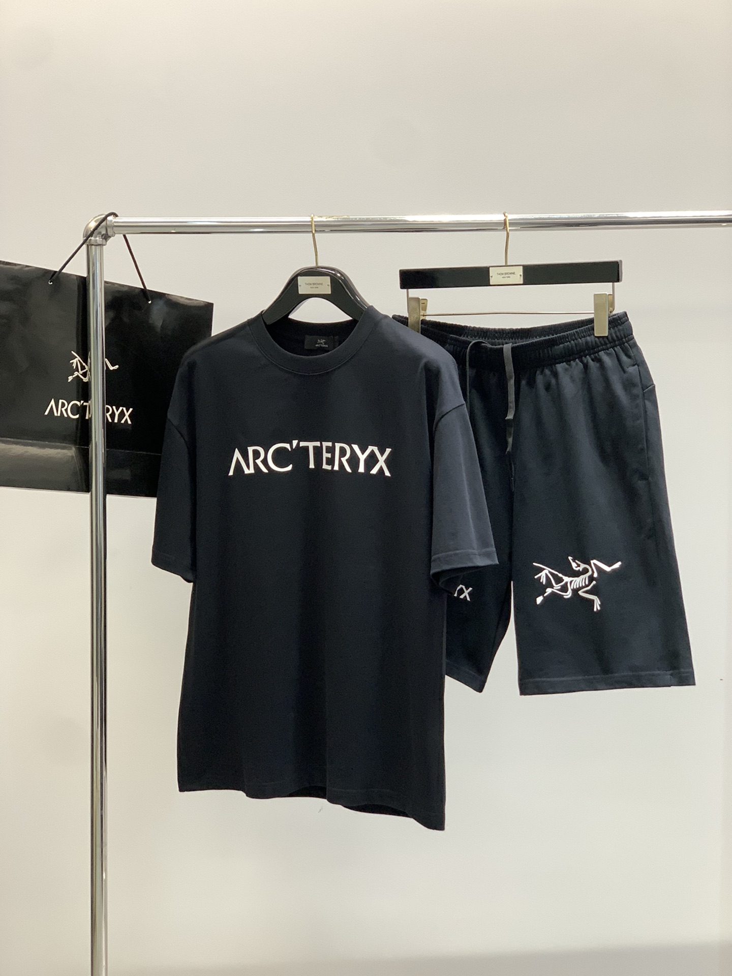 “2025 Summer Fashion: Arcteryx Original Clothing Collection with Stylish Vision” - 图片 9