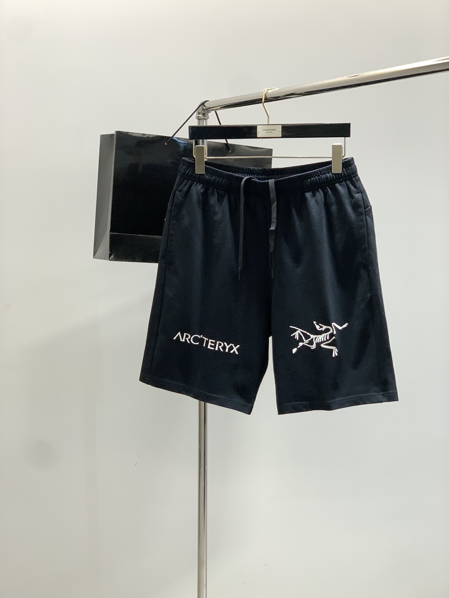 “2025 Summer Fashion: Arcteryx Original Clothing Collection with Stylish Vision” - 图片 1