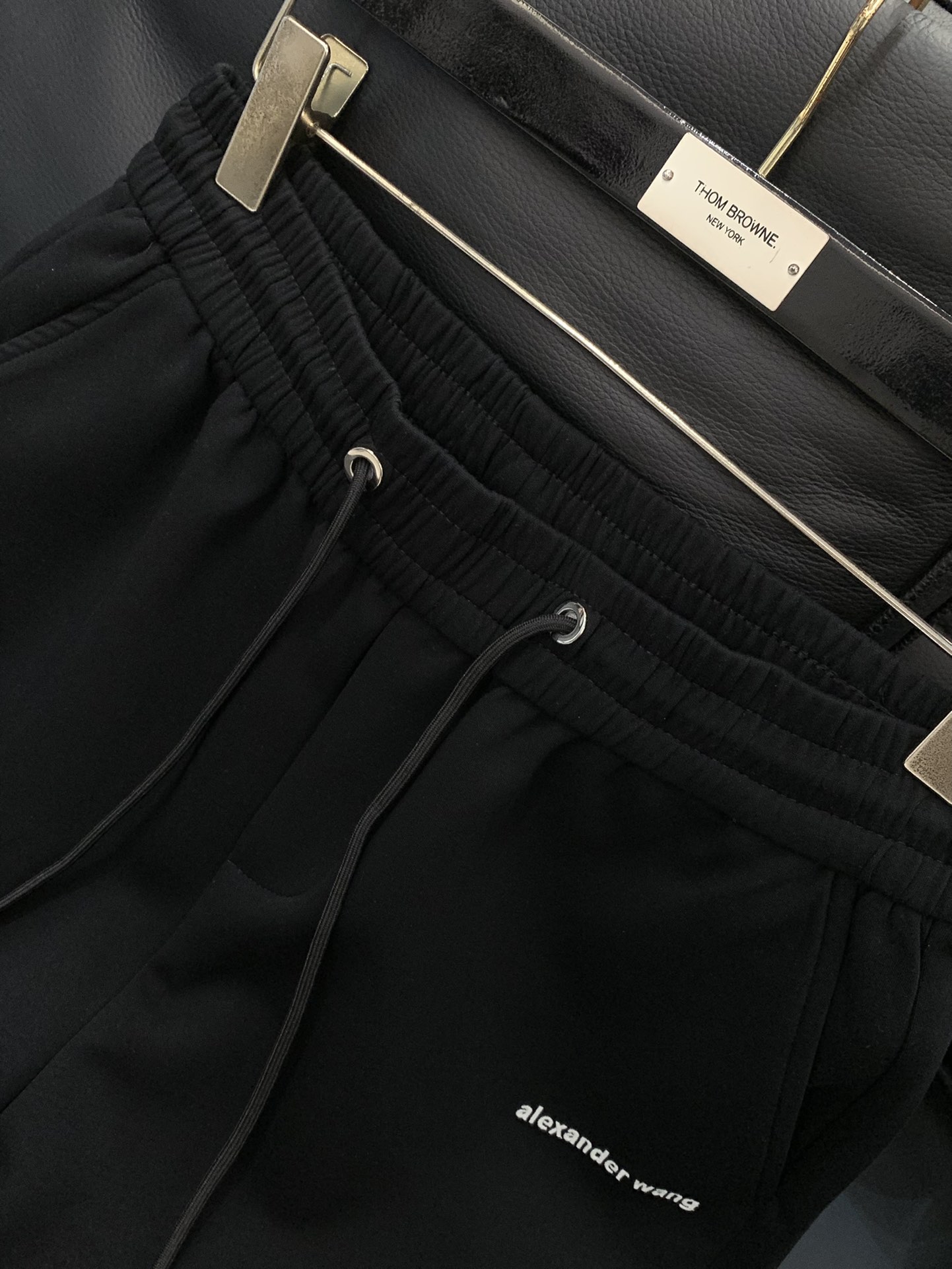 Fashion Series: King Alexander White Leisure Shorts with Unique Design - 图片 4