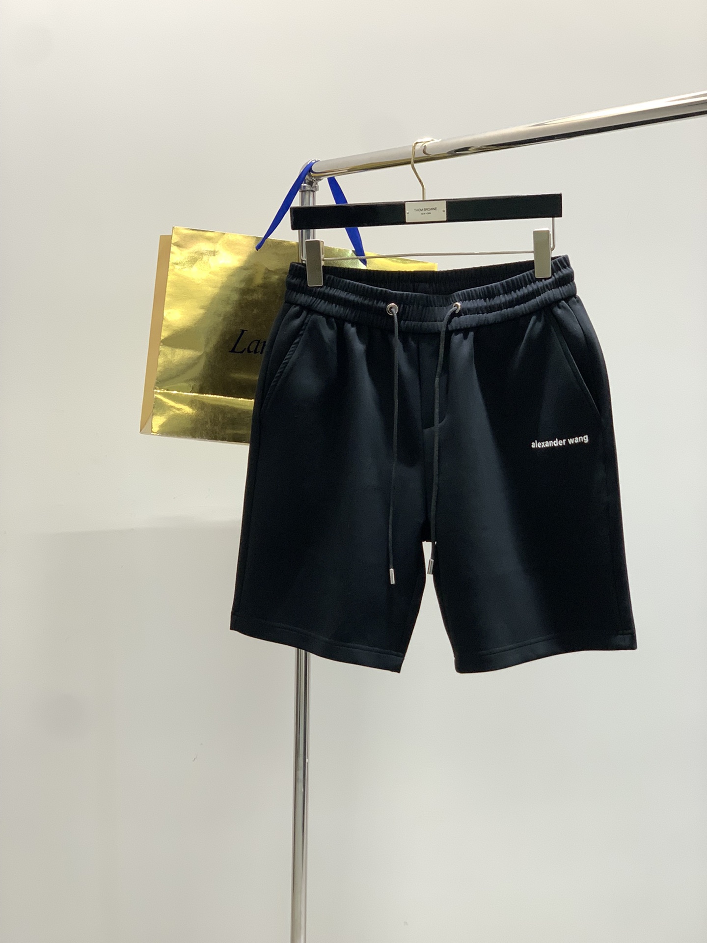 Fashion Series: King Alexander White Leisure Shorts with Unique Design - 图片 1