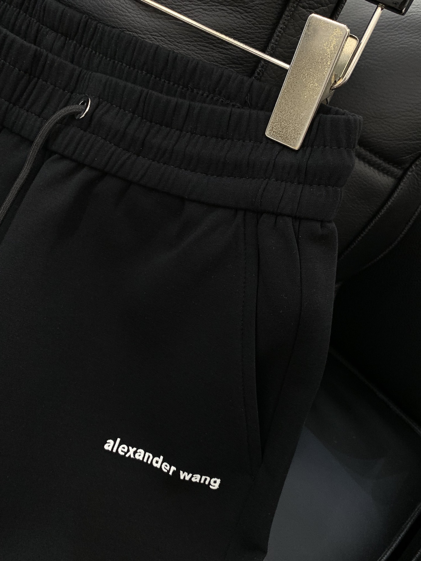 Fashion Series: King Alexander White Leisure Shorts with Unique Design - 图片 5