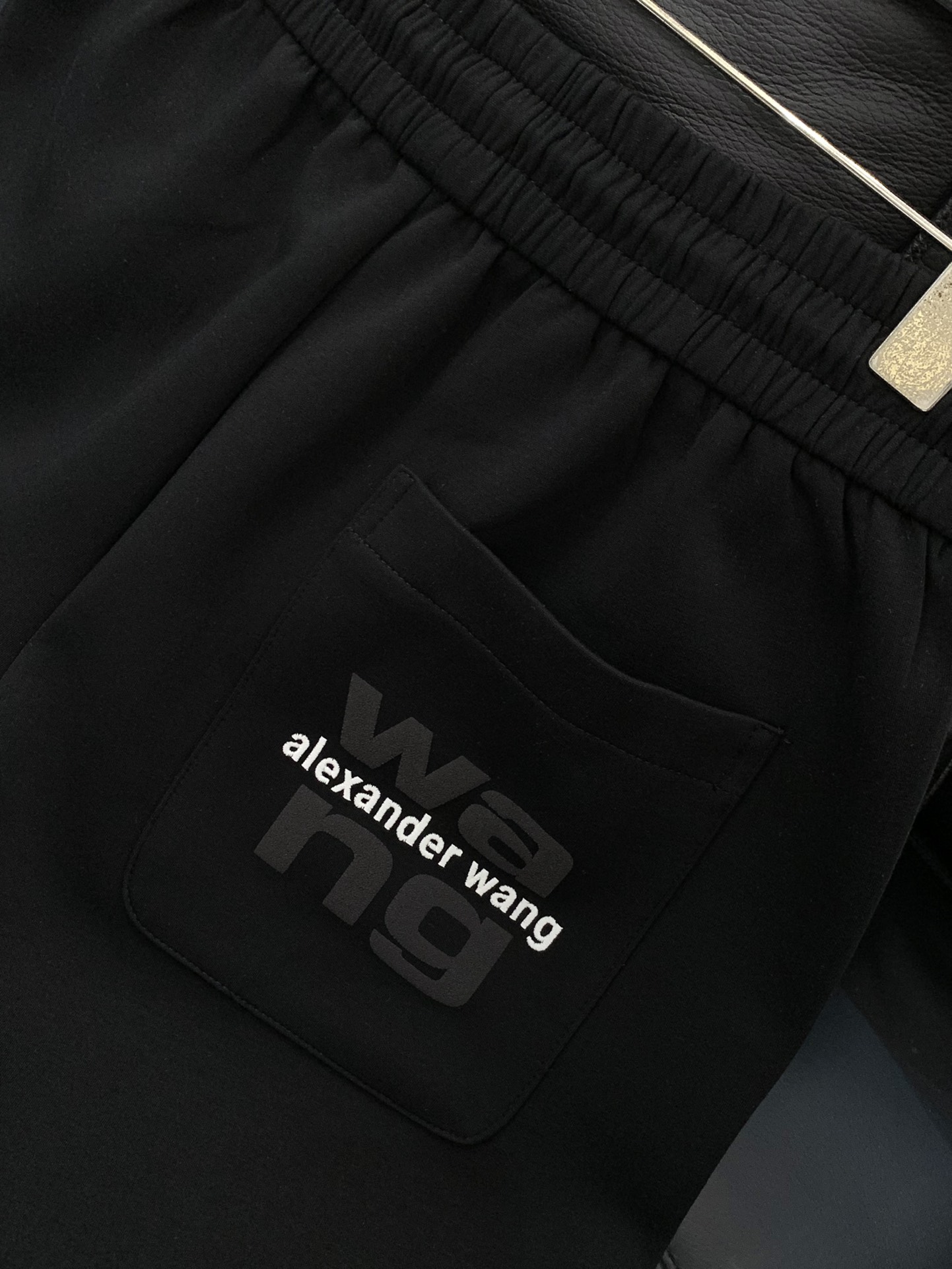 Fashion Series: King Alexander White Leisure Shorts with Unique Design - 图片 7