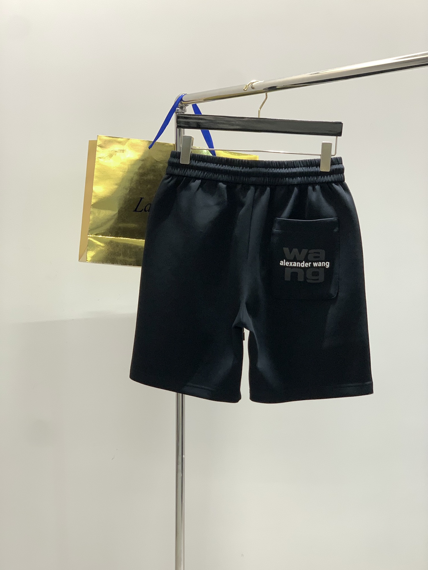 Fashion Series: King Alexander White Leisure Shorts with Unique Design - 图片 2