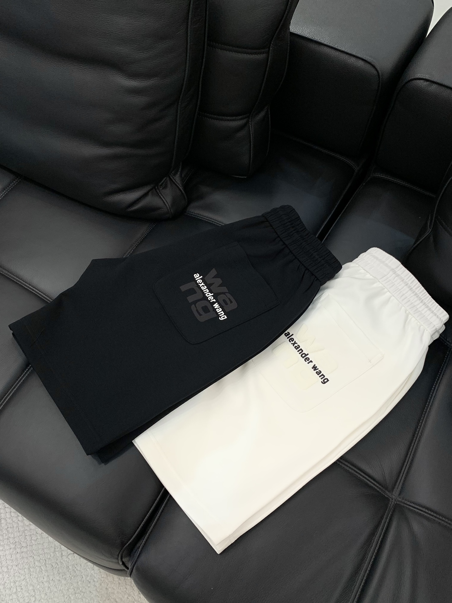Fashion Series: King Alexander White Leisure Shorts with Unique Design - 图片 9