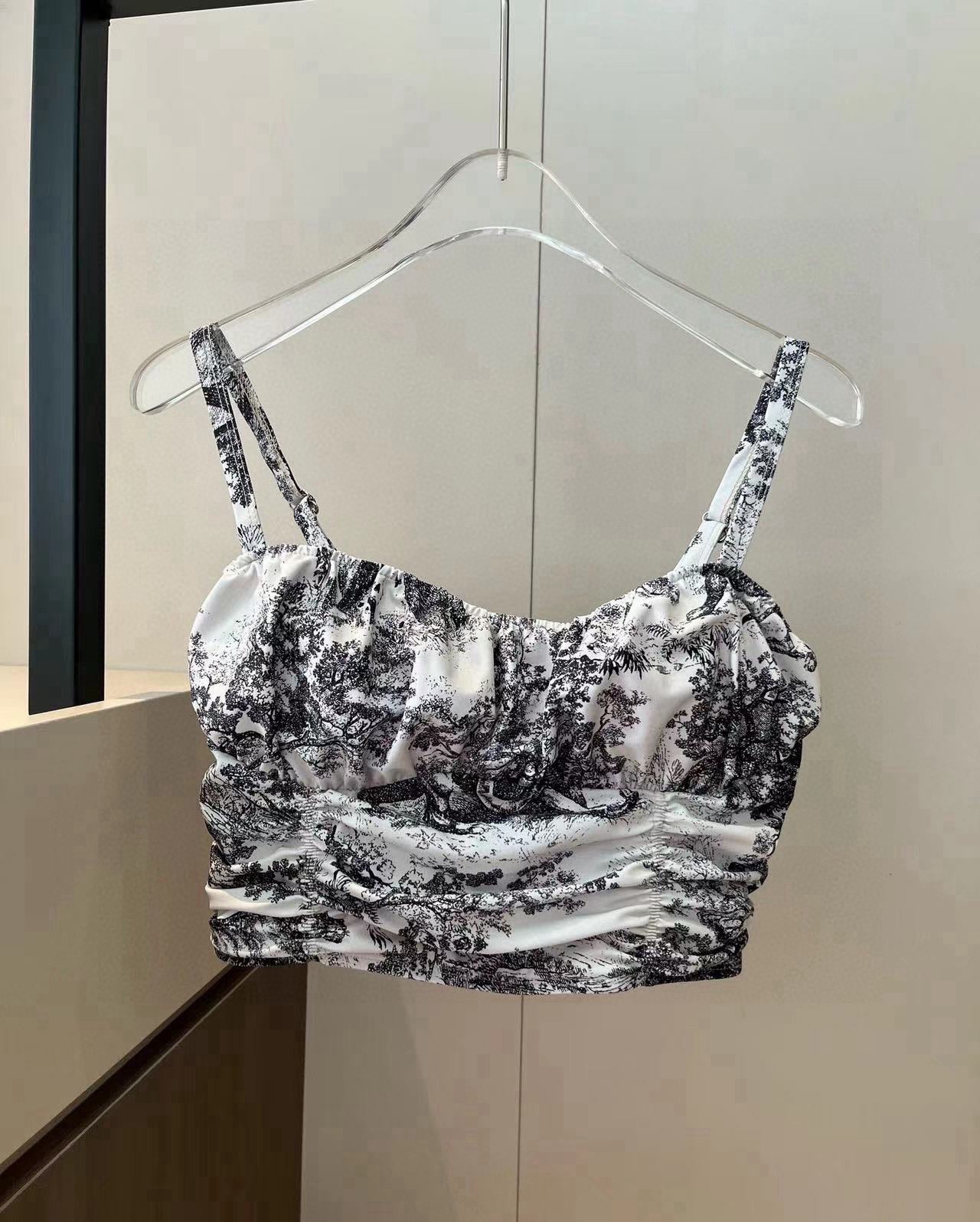 NO:376594,Dior One-piece Swimsuit Highly Recommended!  Super temperament pattern is selected from super hot animal prints, which brings the finishing touch to the overall shape. Swimming suits suitable for a variety of scenes. Swimming pool, hot spring, water park. You can rafting inside. One-piece design covers the flesh and looks tall. A little fleshy belly does not affect our beautiful beauty. The back design reveals the beautiful back. S M L XL swimsuits, swimsuits, bikinis, dior, dior, swimsuits, bikinis19860909Dior 迪奥连体泳衣 强烈推荐！超显气质 图案选自超火的动物印花 给整体造型带来点睛之笔适合多种场景的游泳衣♀海边 游泳池 温泉 水上乐园 漂流都可以内搭也完全可以 连体设计遮肉显高挑 腹部有点肉肉也不影响咱美美的 背面设计大露美背 S M L XL泳衣泳裤比基尼,泳衣，泳裤，比基尼,dior,dior,swimsuits,bikinis,accessory