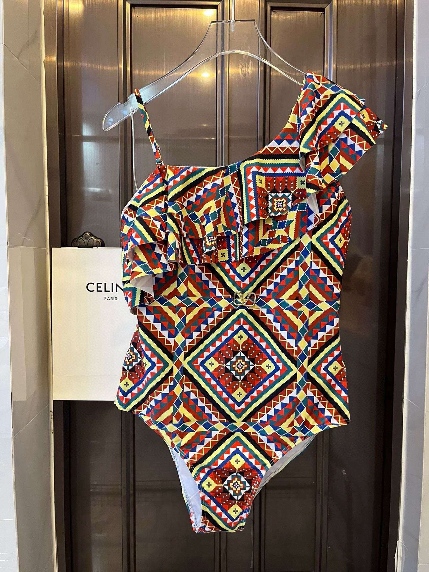 NO:376600,Valentino's new colorful bikini one-piece swimsuit, ruffled one-shoulder swimsuit, are on sale in major counters, and naturally present a fashionable feel!  Very age-reducing and youthful. S M L X L swimsuits, swimming trunks, bikini, swimsuits, swimming trunks, bikinis, valentino, swimsuits, bikinis19860909华伦天奴新款彩色比基尼 连体泳衣,荷叶边单肩泳衣,各大专柜发售,自然而然呈现时尚感！十分减龄,具有年轻活力. 码数S M L X L泳衣泳裤比基尼,泳衣，泳裤，比基尼,valentino,swimsuits,bikinis,accessory