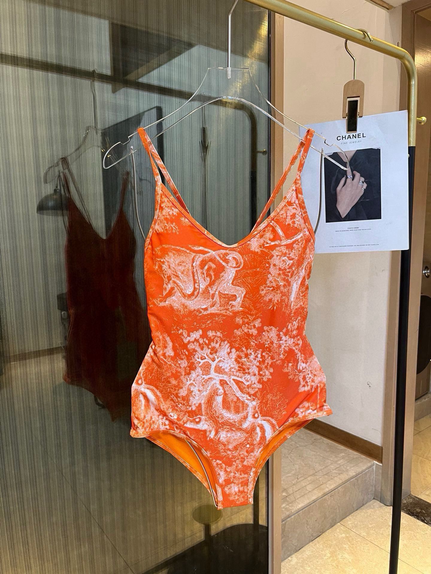 NO:376563,Dior One-piece Swimsuit Highly Recommended!  Super temperament pattern is selected from super hot animal prints, which brings the finishing touch to the overall shape. Swimming suits suitable for a variety of scenes. ♀ Beach, swimming pool, hot spring, water park. Rafting can be worn inside. The one-piece design covers the flesh and looks tall. The abdomen is a bit fleshy and does not affect our beauty. The back design reveals the beautiful back. The fabric is breathable and comfortable. The quick-drying elastic swimsuit is more easy to clean. S M L xl swimsuits, swimsuits, bikinis19860909Dior 迪奥连体泳衣 强烈推荐！超显气质 图案选自超火的动物印花 给整体造型带来点睛之笔适合多种场景的游泳衣♀海边 游泳池 温泉 水上乐园 漂流都可以内搭也完全可以 连体设计遮肉显高挑 腹部有点肉肉也不影响咱美美的 背面设计大露美背 面料透气舒适.速干弹性的游泳衣更加帖肤易清洗 码数S M L xl泳衣泳裤比基尼,泳衣，泳裤，比基尼,dior,dior,swimsuits,bikinis,accessory