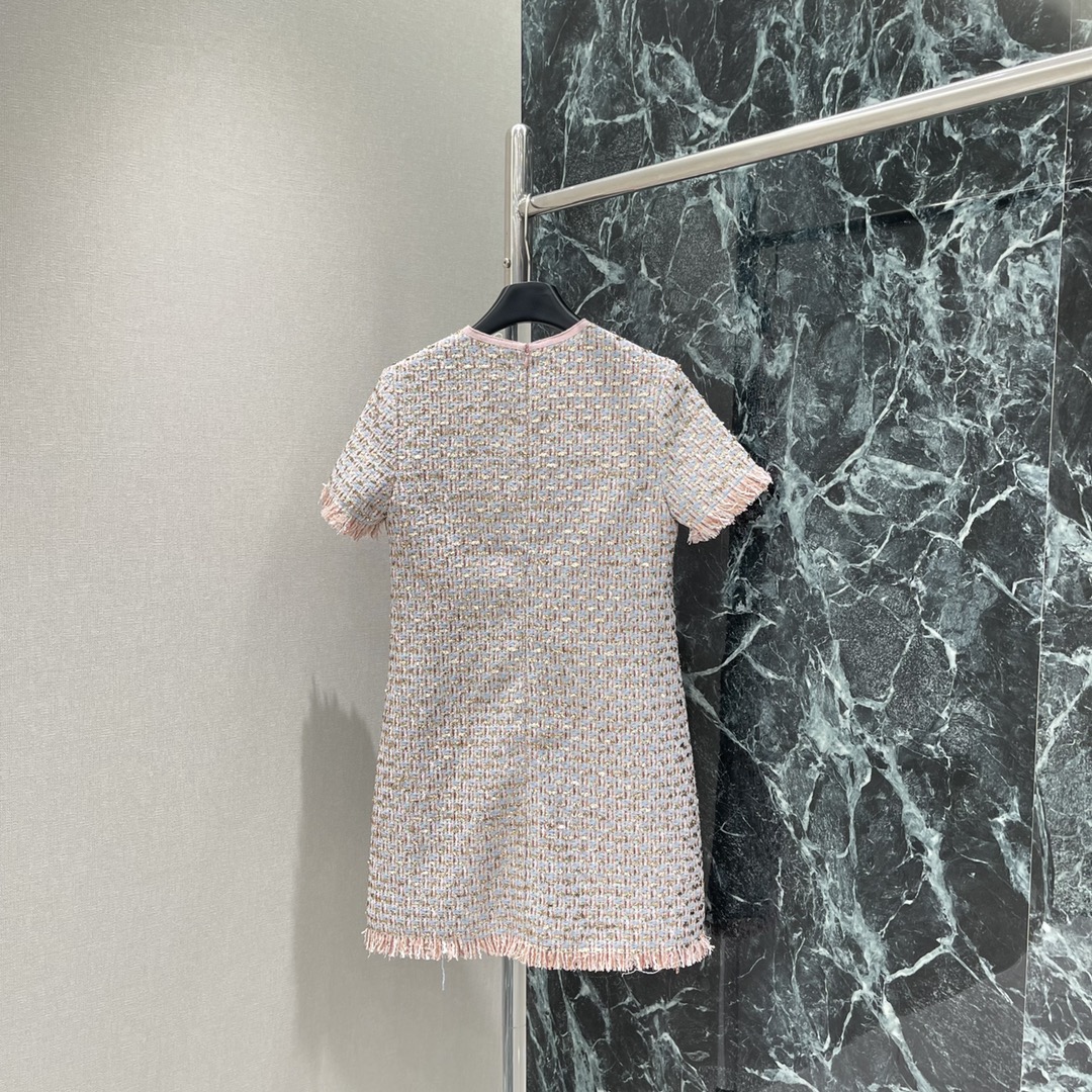 Val华伦 25早秋新款 粗花呢短袖连衣裙 定制YB进口粗纺毛呢材质肌理明显质感上乘 胸前手工缝制花朵形