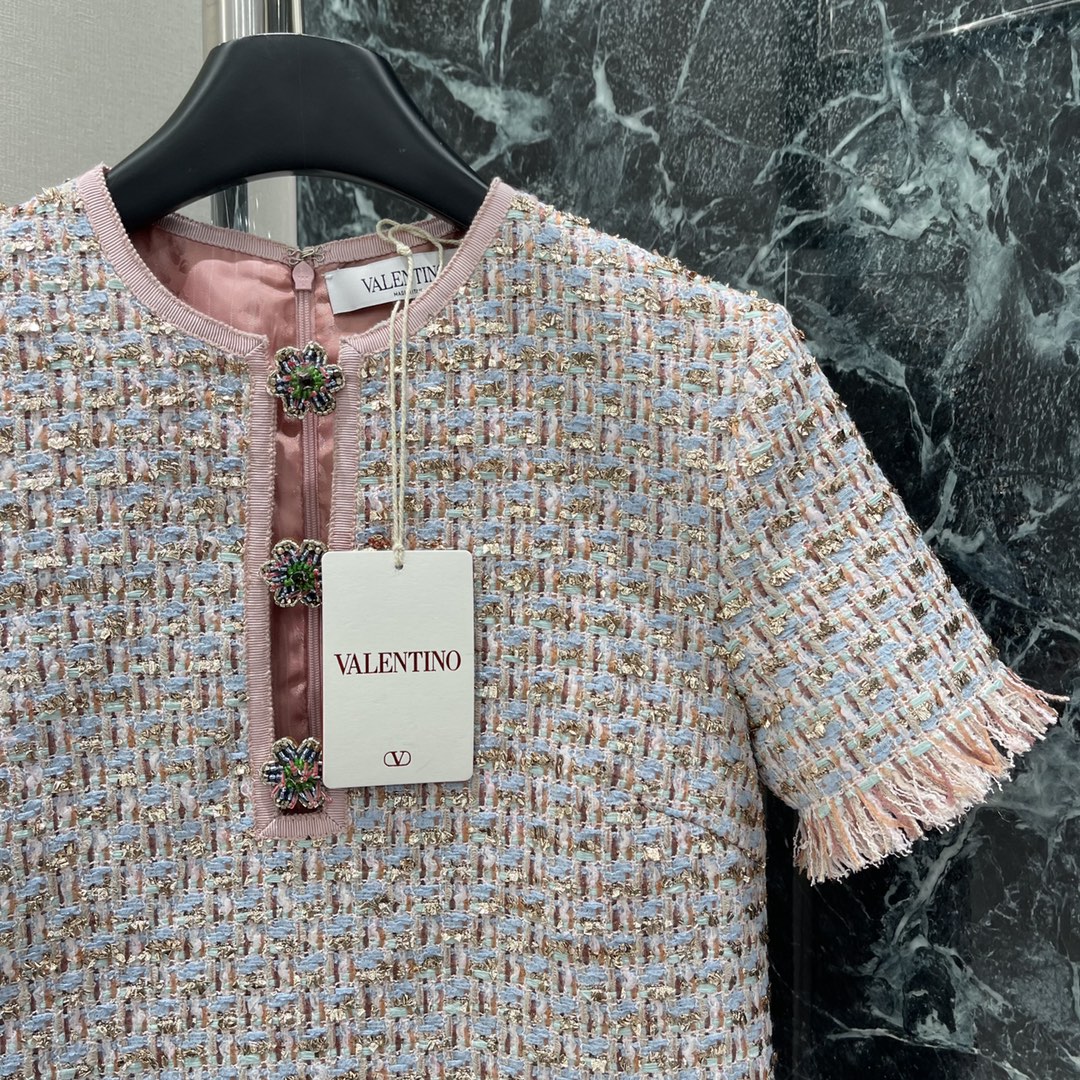 Val华伦 25早秋新款 粗花呢短袖连衣裙 定制YB进口粗纺毛呢材质肌理明显质感上乘 胸前手工缝制花朵形