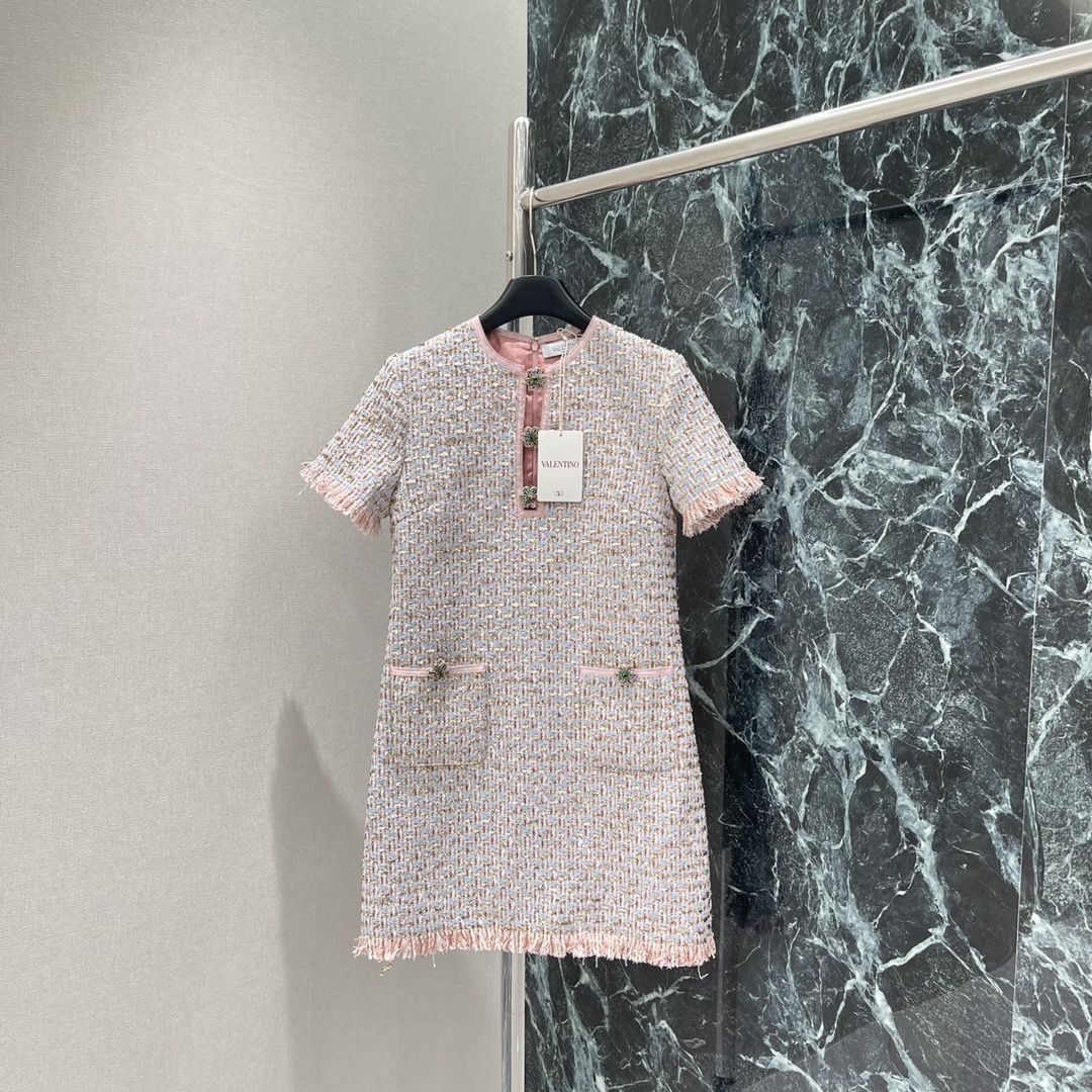 Val华伦 25早秋新款 粗花呢短袖连衣裙 定制YB进口粗纺毛呢材质肌理明显质感上乘 胸前手工缝制花朵形