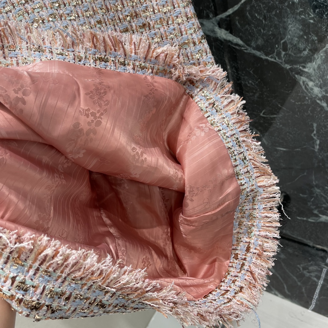 Val华伦 25早秋新款 粗花呢短袖连衣裙 定制YB进口粗纺毛呢材质肌理明显质感上乘 胸前手工缝制花朵形