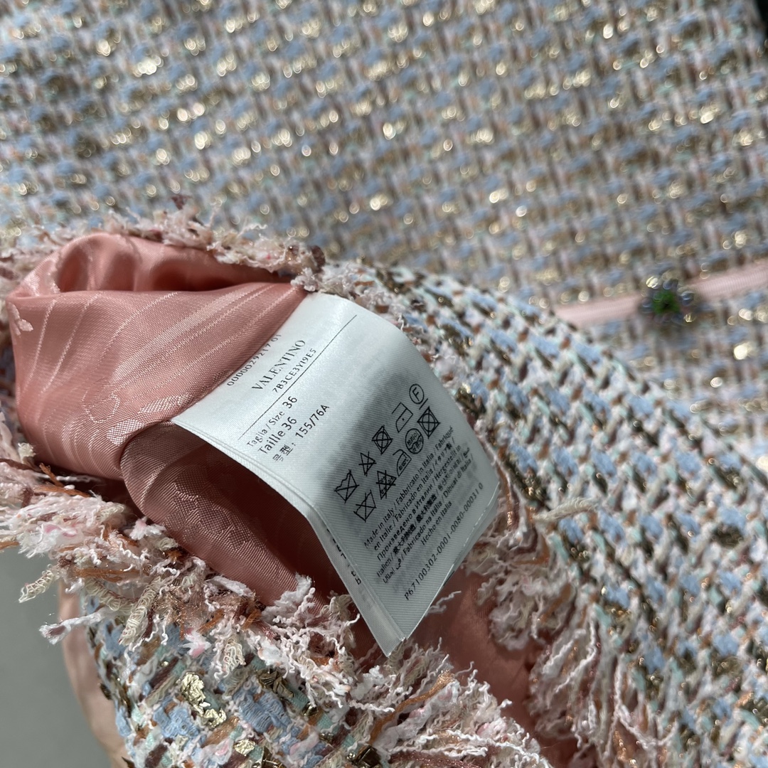 Val华伦 25早秋新款 粗花呢短袖连衣裙 定制YB进口粗纺毛呢材质肌理明显质感上乘 胸前手工缝制花朵形