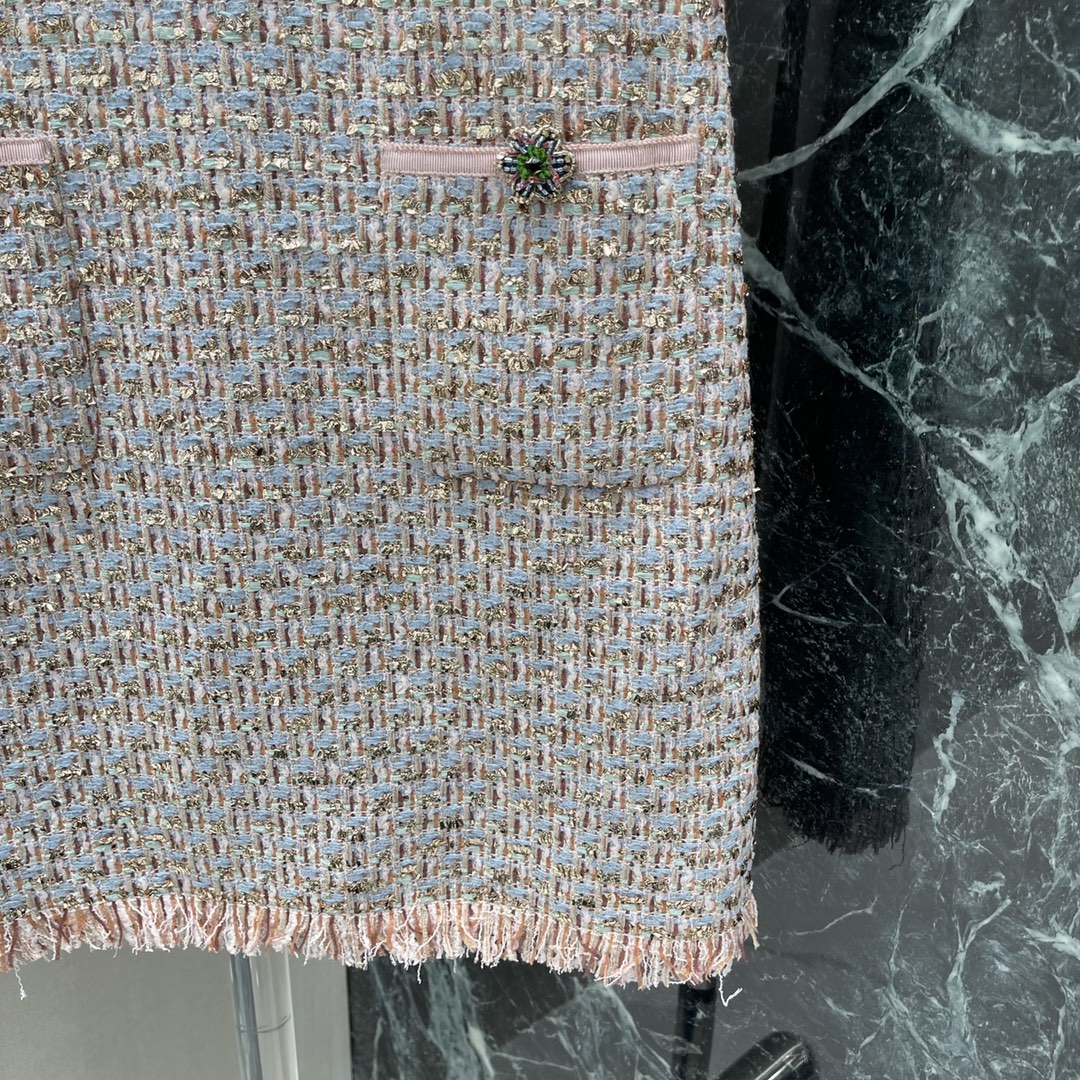 Val华伦 25早秋新款 粗花呢短袖连衣裙 定制YB进口粗纺毛呢材质肌理明显质感上乘 胸前手工缝制花朵形