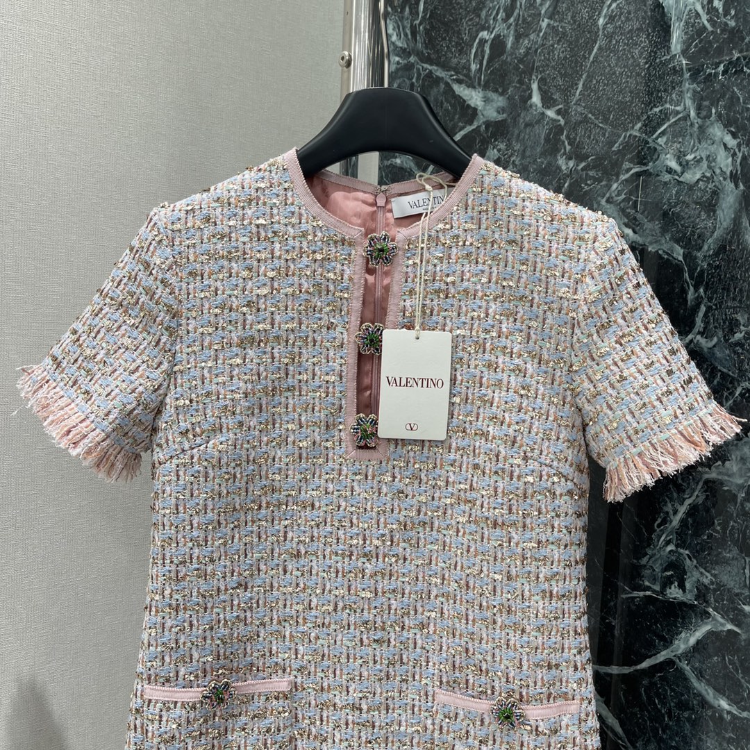 Val华伦 25早秋新款 粗花呢短袖连衣裙 定制YB进口粗纺毛呢材质肌理明显质感上乘 胸前手工缝制花朵形