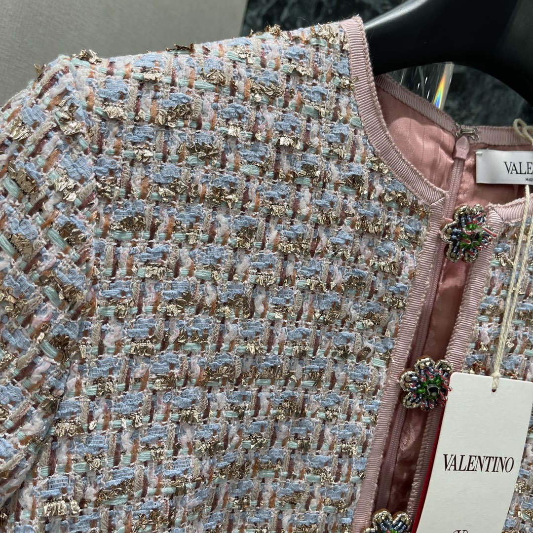 Val华伦 25早秋新款 粗花呢短袖连衣裙 定制YB进口粗纺毛呢材质肌理明显质感上乘 胸前手工缝制花朵形