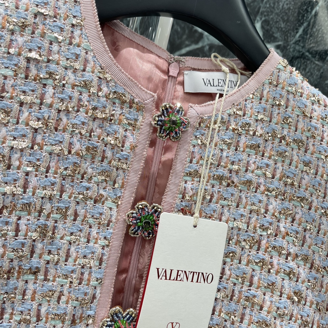 Val华伦 25早秋新款 粗花呢短袖连衣裙 定制YB进口粗纺毛呢材质肌理明显质感上乘 胸前手工缝制花朵形