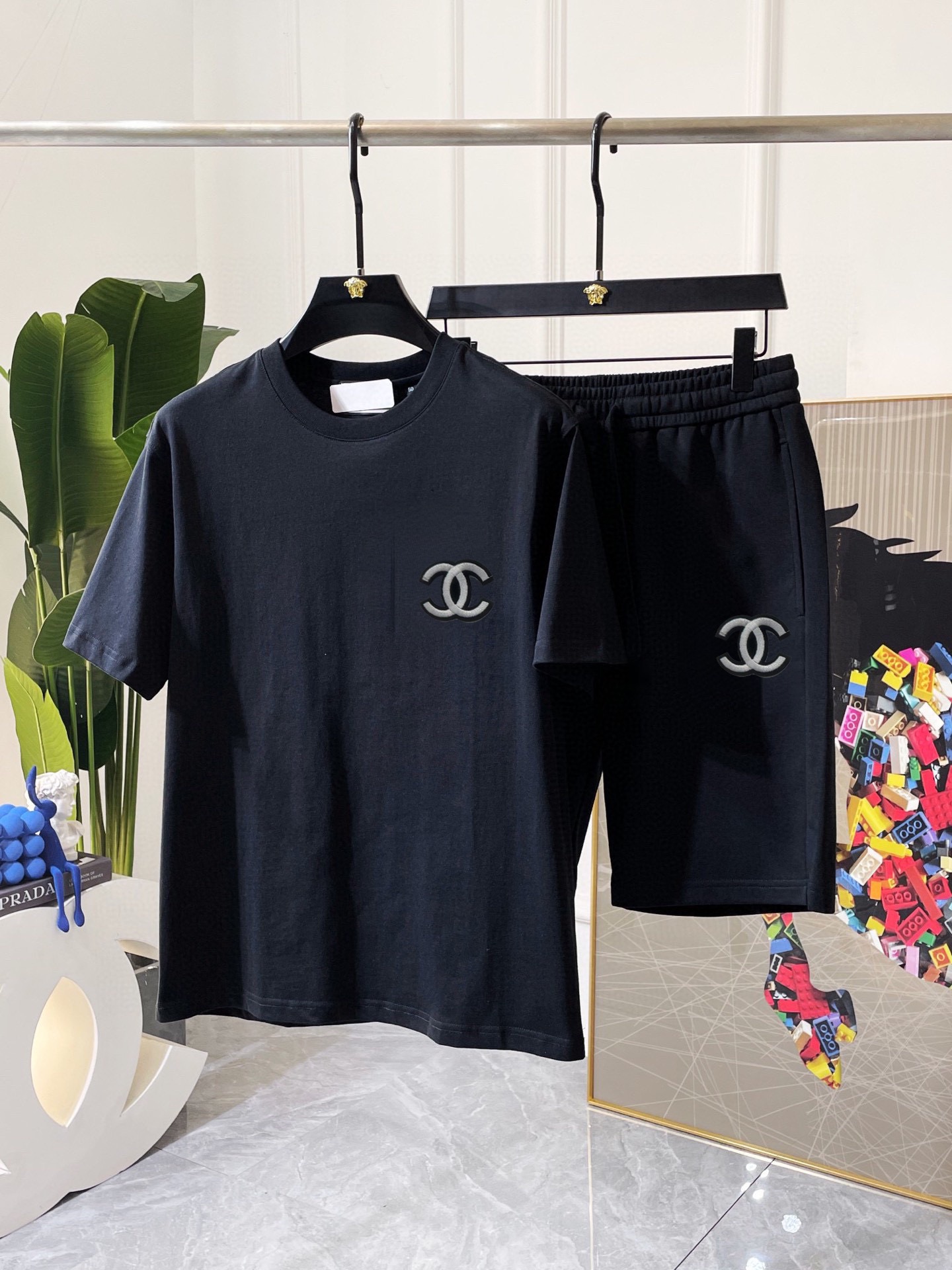 Chanel 品牌【CHANEL香奈儿】 2025新款男士短袖短裤套装 销售 市面高端版本 手感细腻柔软 让你穿着更加舒适 立体裁剪版型超赞 尺码:M-5XL下单请报身高体重