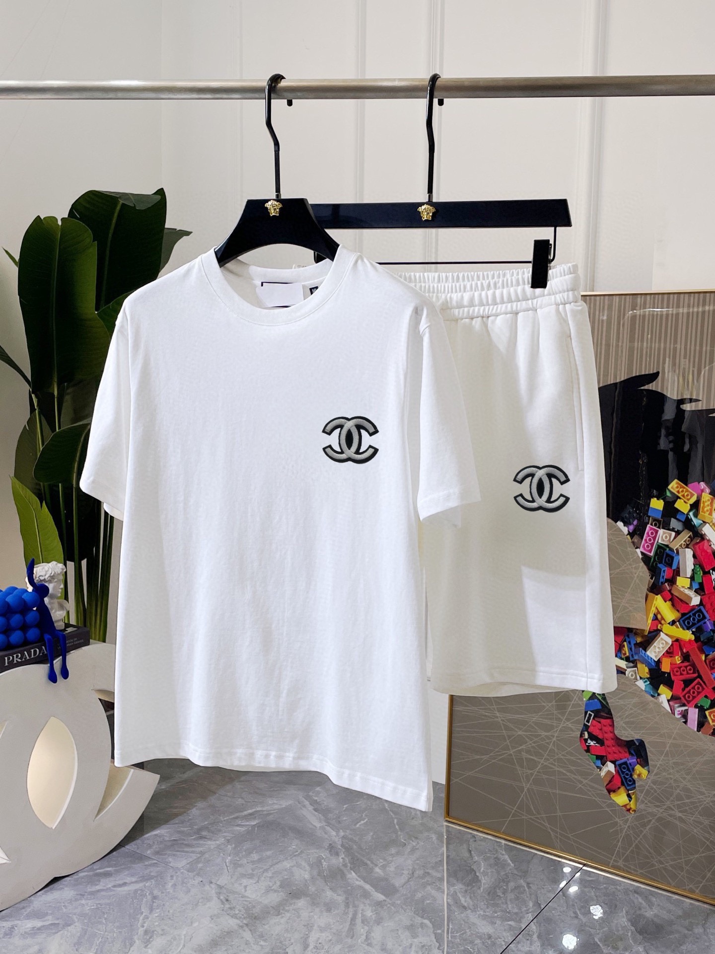 Chanel 品牌【CHANEL香奈儿】 2025新款男士短袖短裤套装 销售 市面高端版本 手感细腻柔软 让你穿着更加舒适 立体裁剪版型超赞 尺码:M-5XL下单请报身高体重