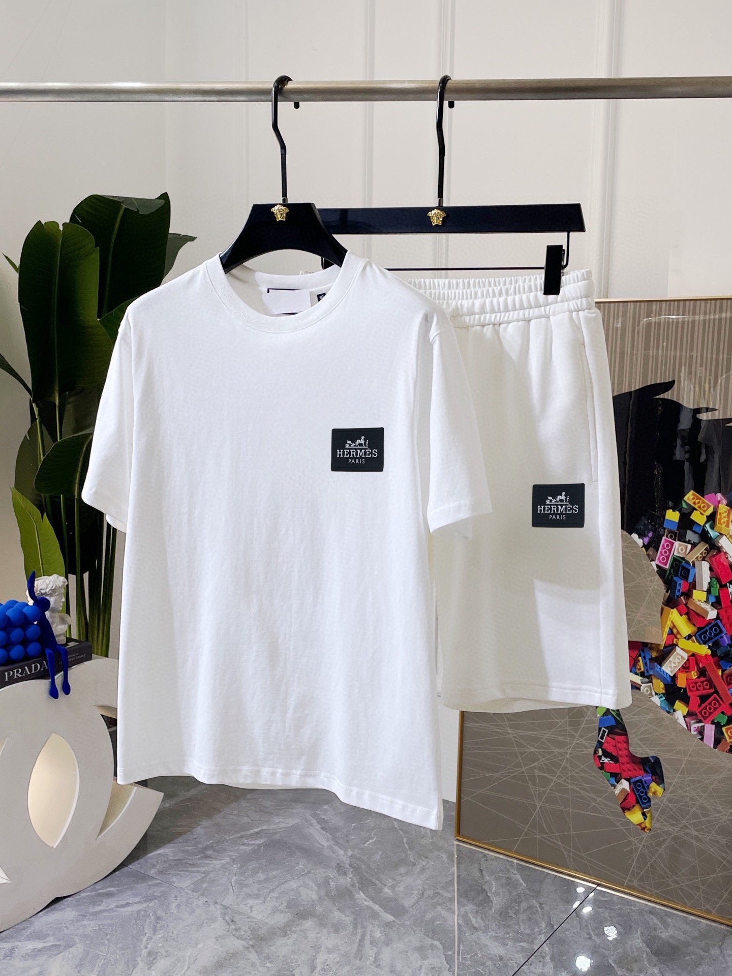 Hermès 品牌【HERMES 爱马仕】 2025新款男士短袖短裤套装 销售 市面高端版本 手感细腻柔软 让你穿着更加舒适 立体裁剪版型超赞 尺码:M-5XL下单请报身高体重