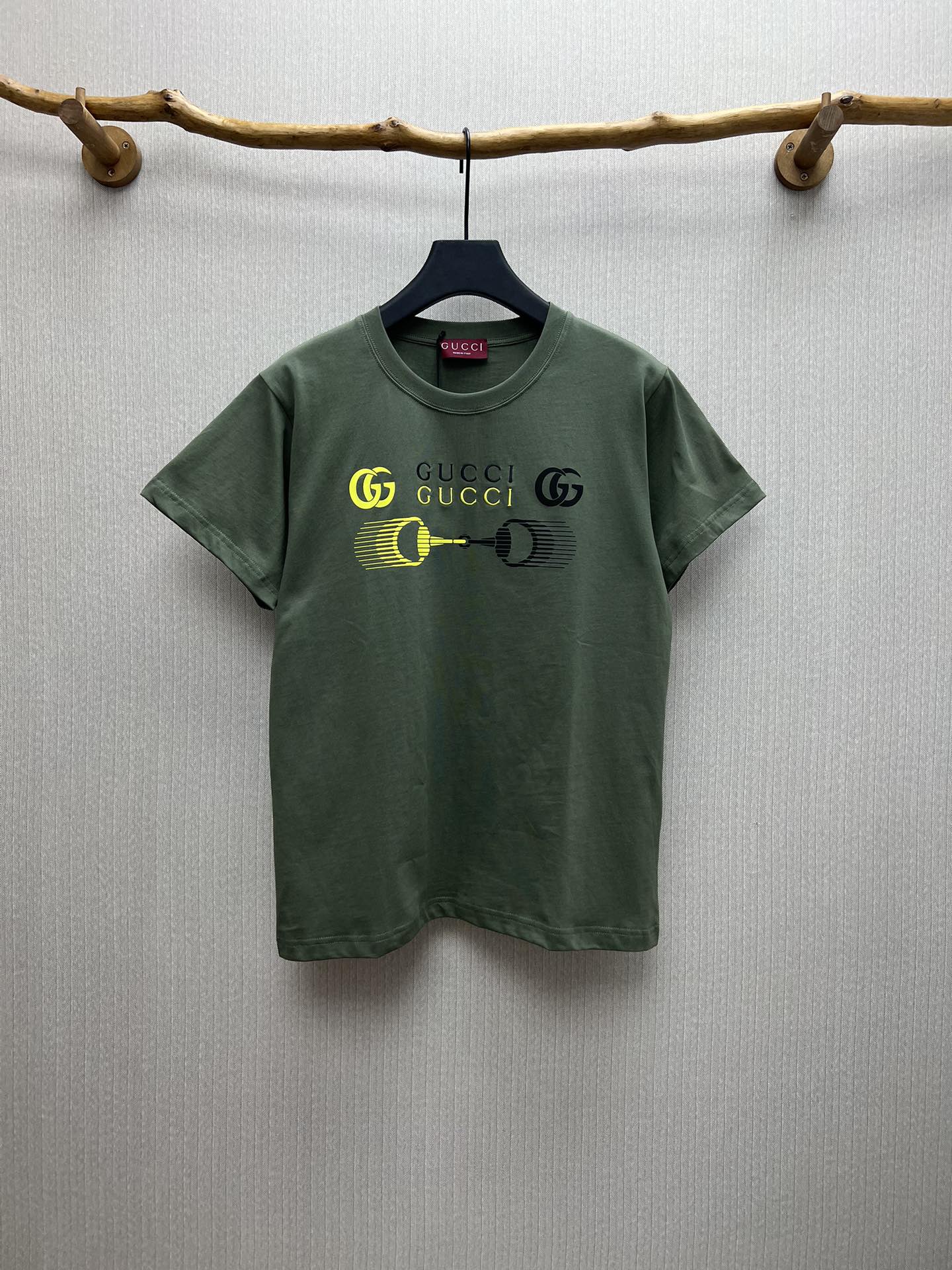 Camiseta de corte regular nueva de G para 25ss, confeccionada en algodón de punto verde bosque, adornada con estampado …