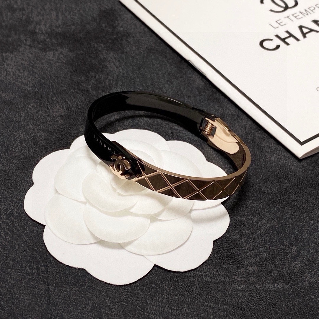 Elegante Brazalete Chanel con Diseño de Rombos y Acero Inoxidable 4 i1752846367 1598 2