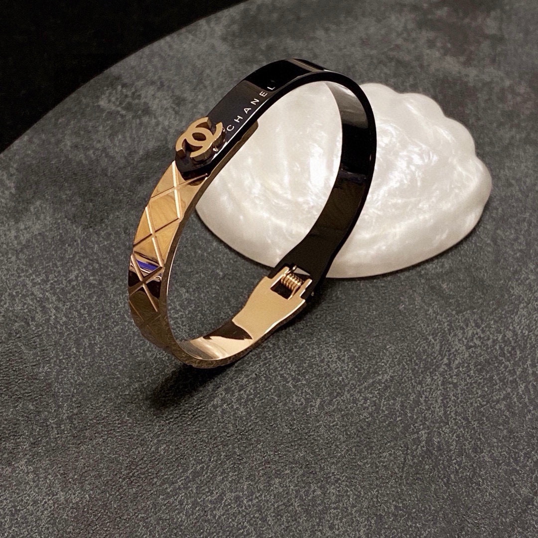 Elegante Brazalete Chanel con Diseño de Rombos y Acero Inoxidable 5 i1752846367 295 3
