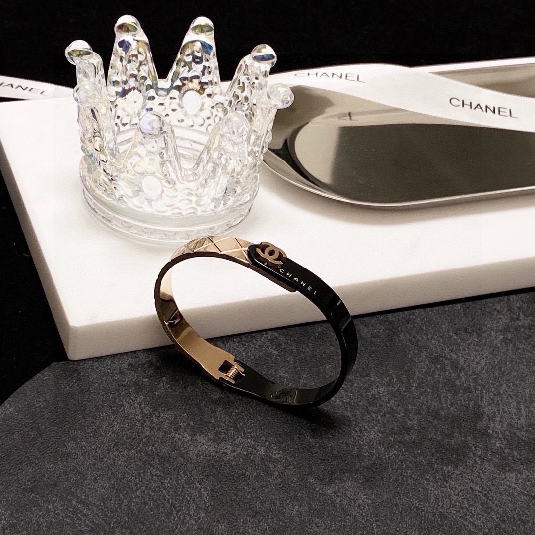 Elegante Brazalete Chanel con Diseño de Rombos y Acero Inoxidable 6 i1752846367 5586 4