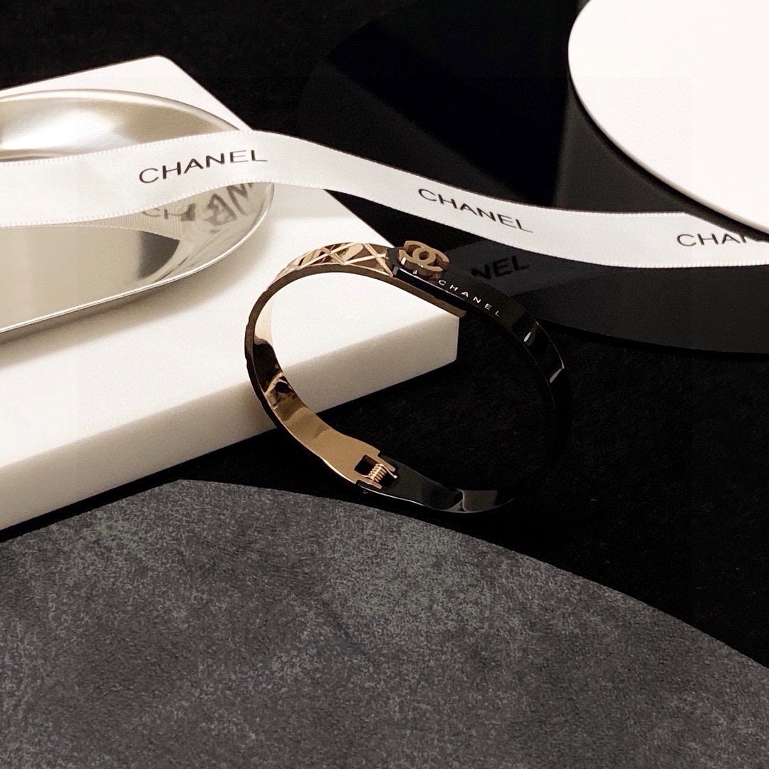 Elegante Brazalete Chanel con Diseño de Rombos y Acero Inoxidable 8 i1752846367 625 6