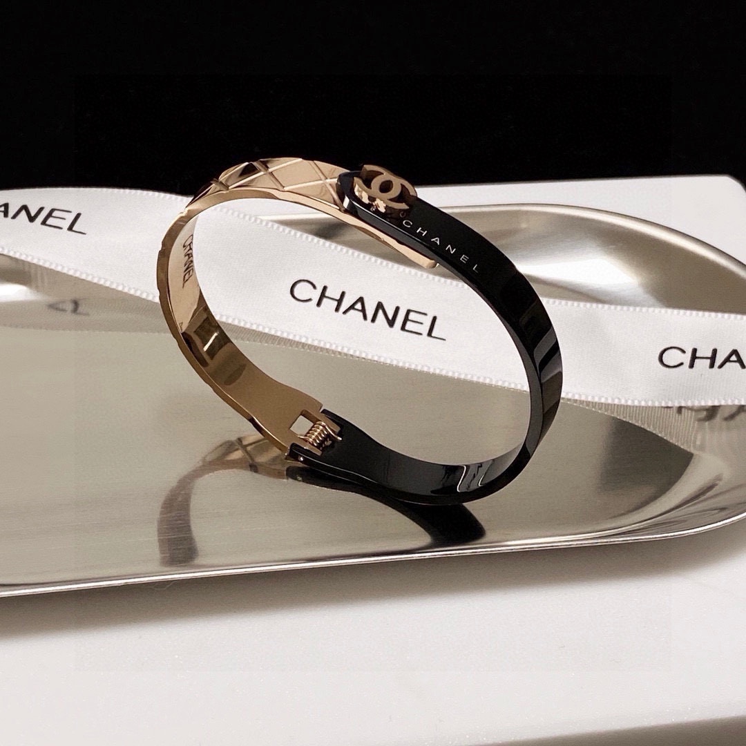 Elegante Brazalete Chanel con Diseño de Rombos y Acero Inoxidable 7 i1752846367 8875 5