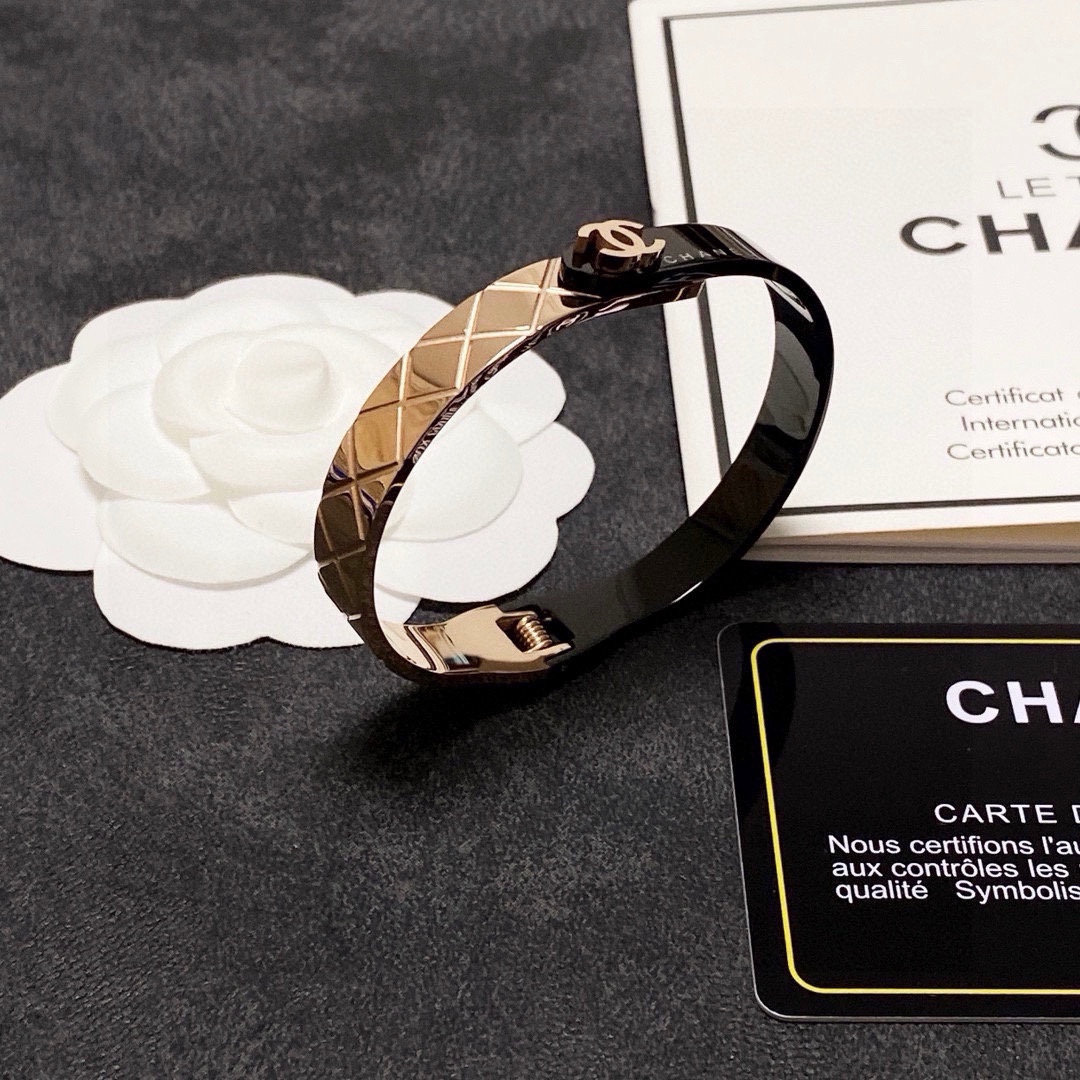 Elegante Brazalete Chanel con Diseño de Rombos y Acero Inoxidable 3 i1752846367 9235 1