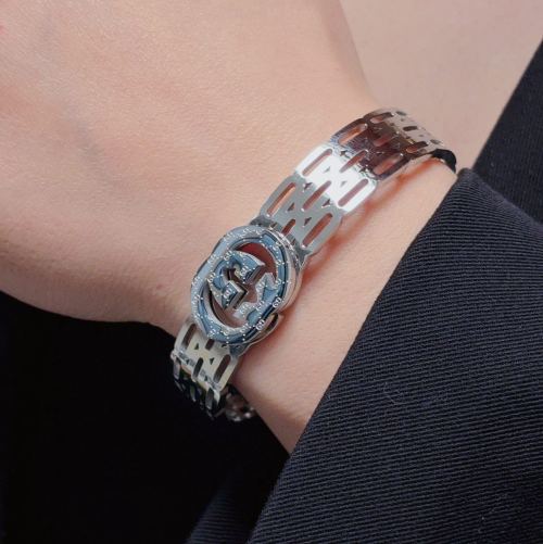 צמיד ידים אלגנטי Gucci עם לוגו GG מפורט, סטיל יוקרת֒ ומבוקש 1 צמיד ידים אלגנטי Gucci עם לוגו GG מפורט, סטיל יוקרת֒ ומבוקש