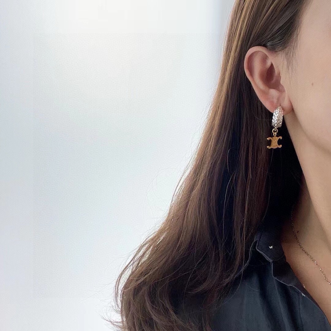 Elegantes Aretes Celine Vintage con Diseño Distintivo para Mujer Moderna 3 i1752847126 2 1